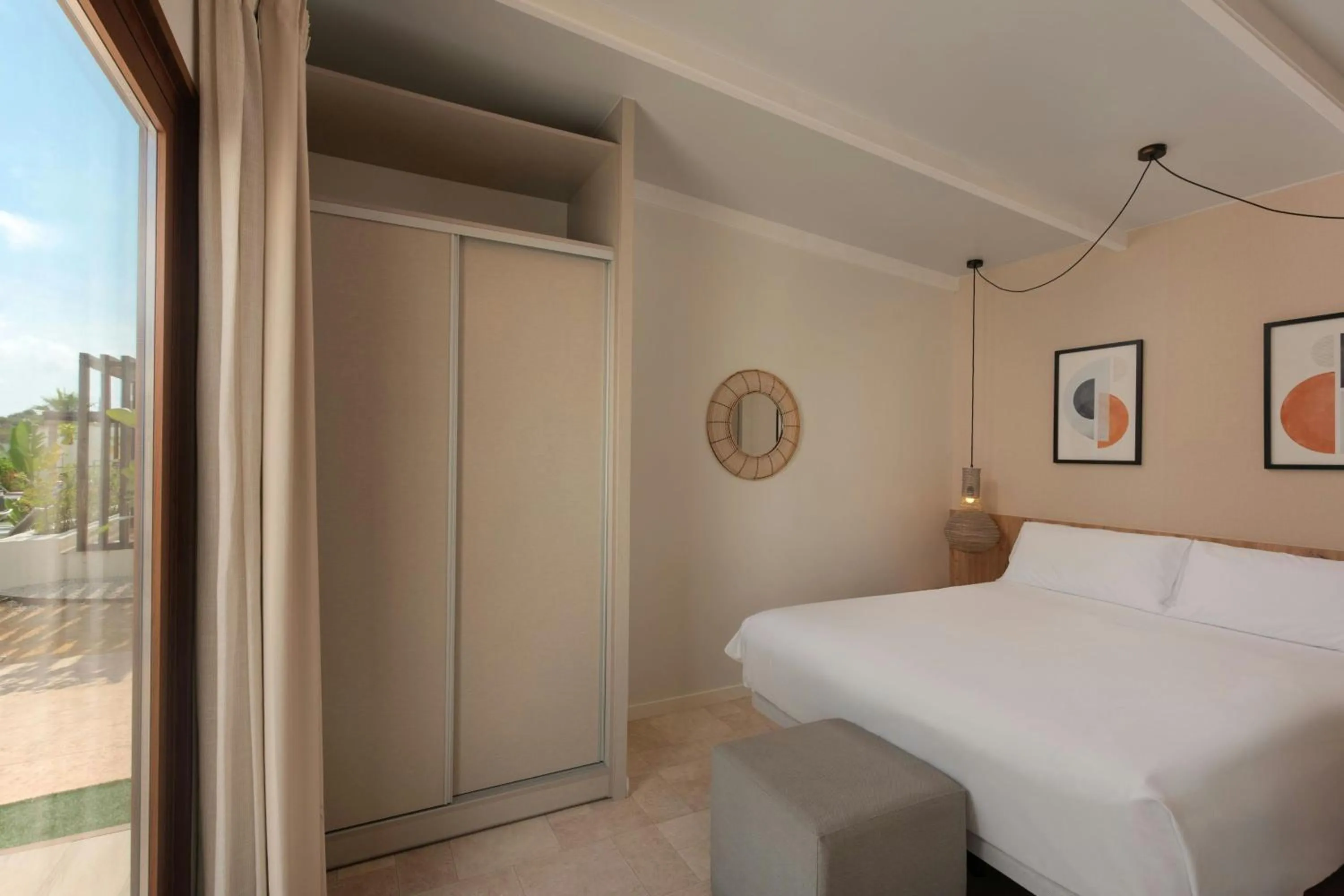 Photo of the whole room, Bed in Four Points by Sheraton Costa Blanca Villas