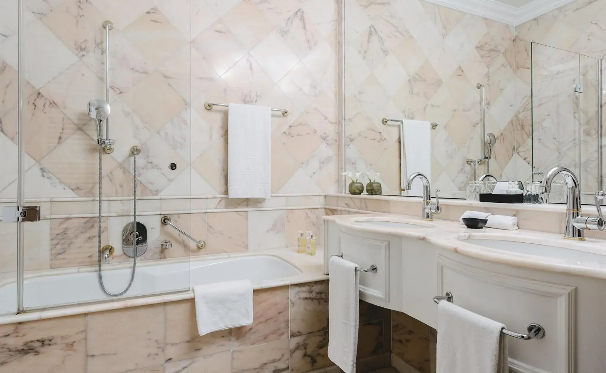 Grand Lit Room in Althoff Grandhotel Schloss Bensberg Grand Lit Room in Althoff Grandhotel Schloss Bensberg