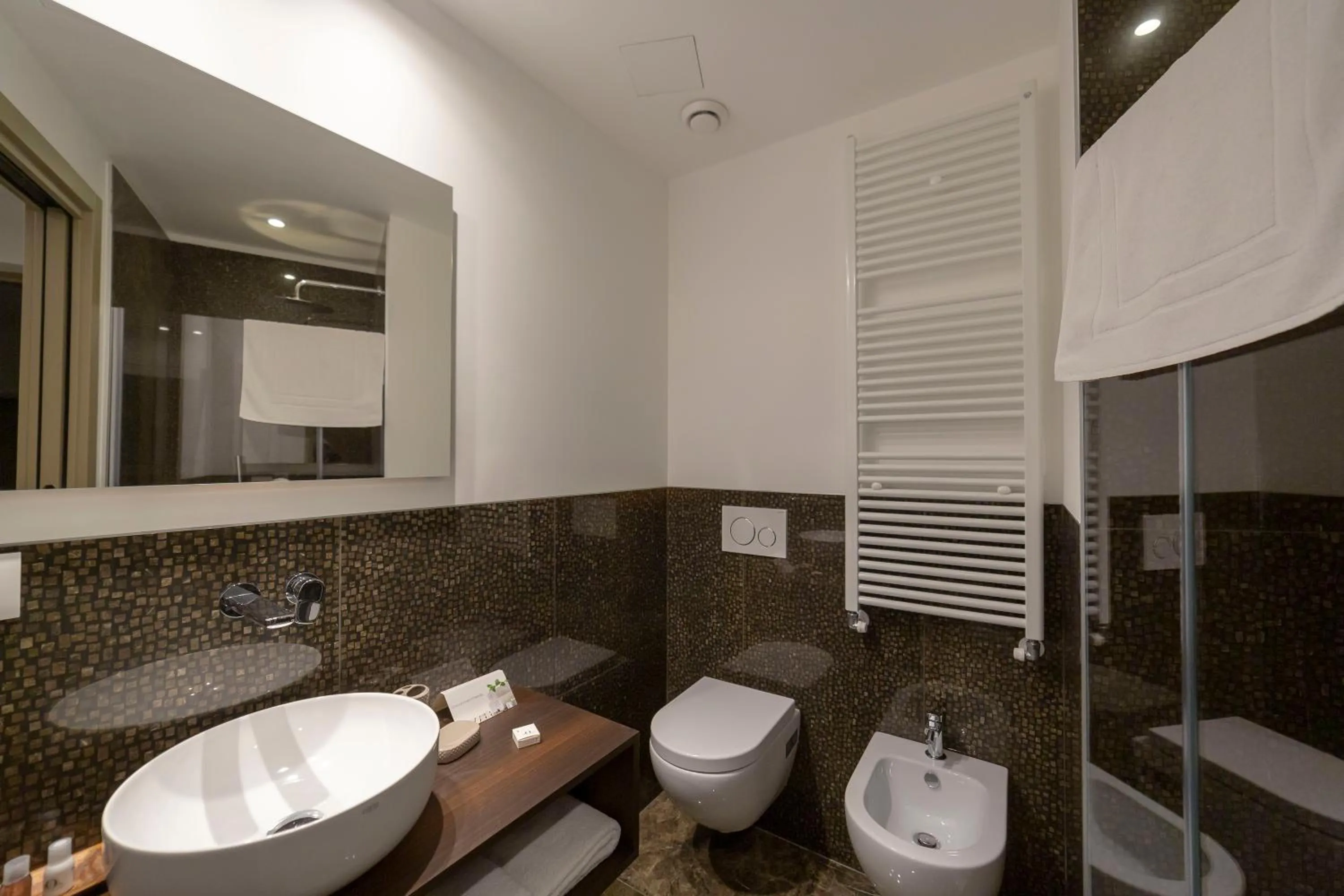 Bathroom in Le Stanze del Lago Lake View