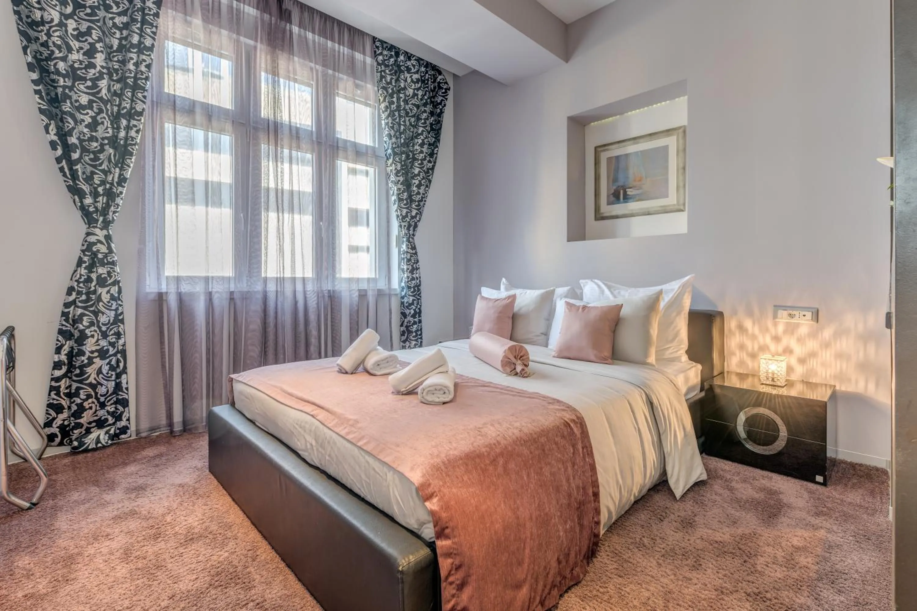 Bed in Starlight Luxury Rooms