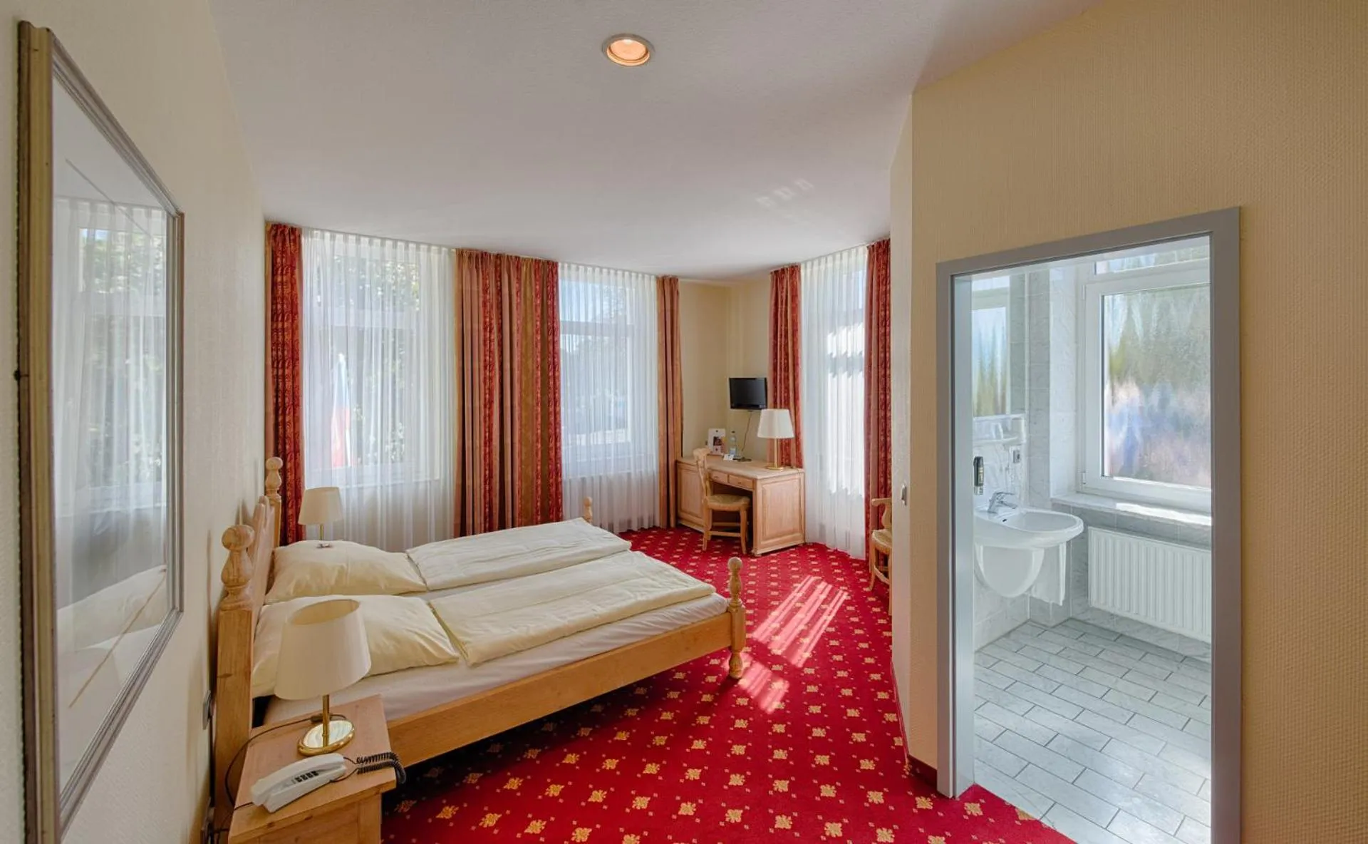 Photo of the whole room, Bed in Hotel Kronprinz Garni