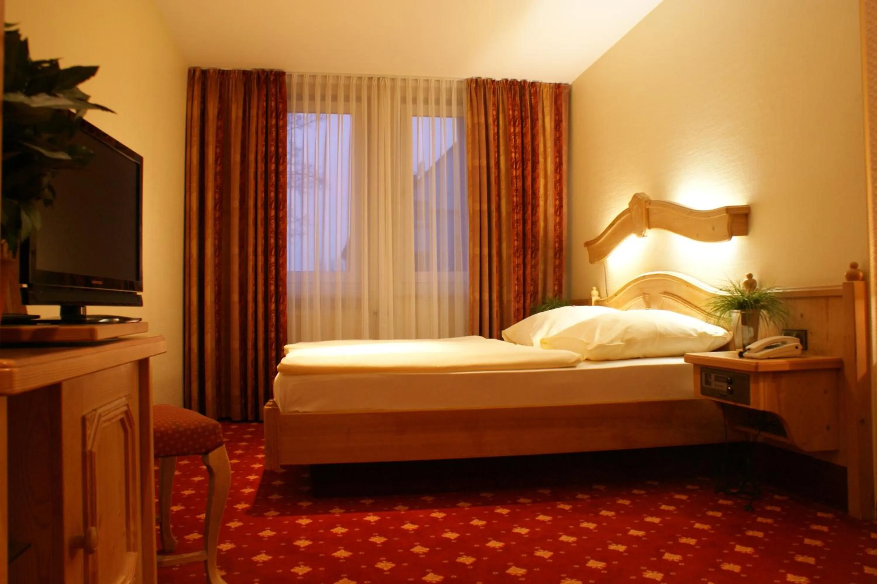Photo of the whole room, Bed in Hotel Kronprinz Garni