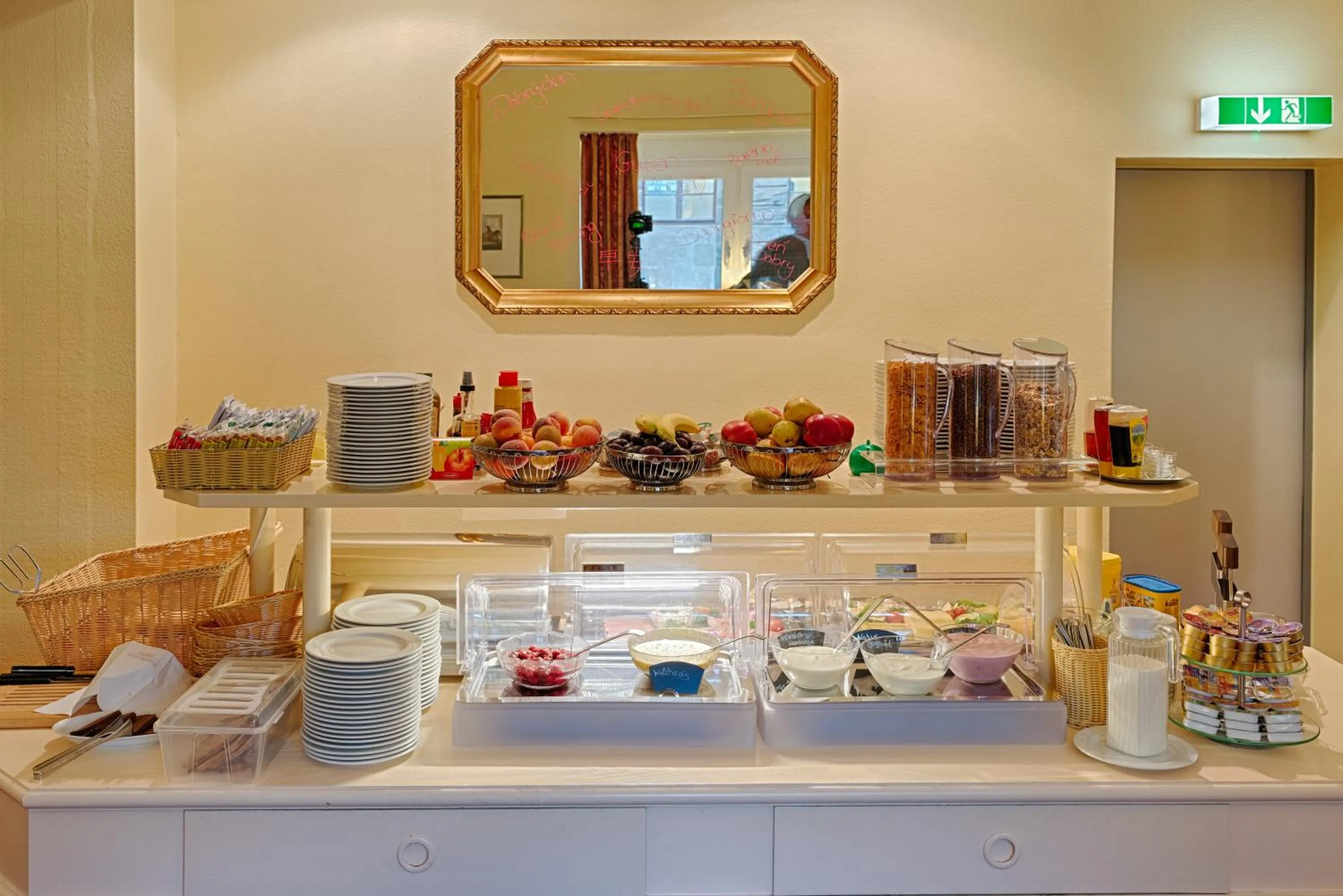 Food and drinks in Hotel Kronprinz Garni