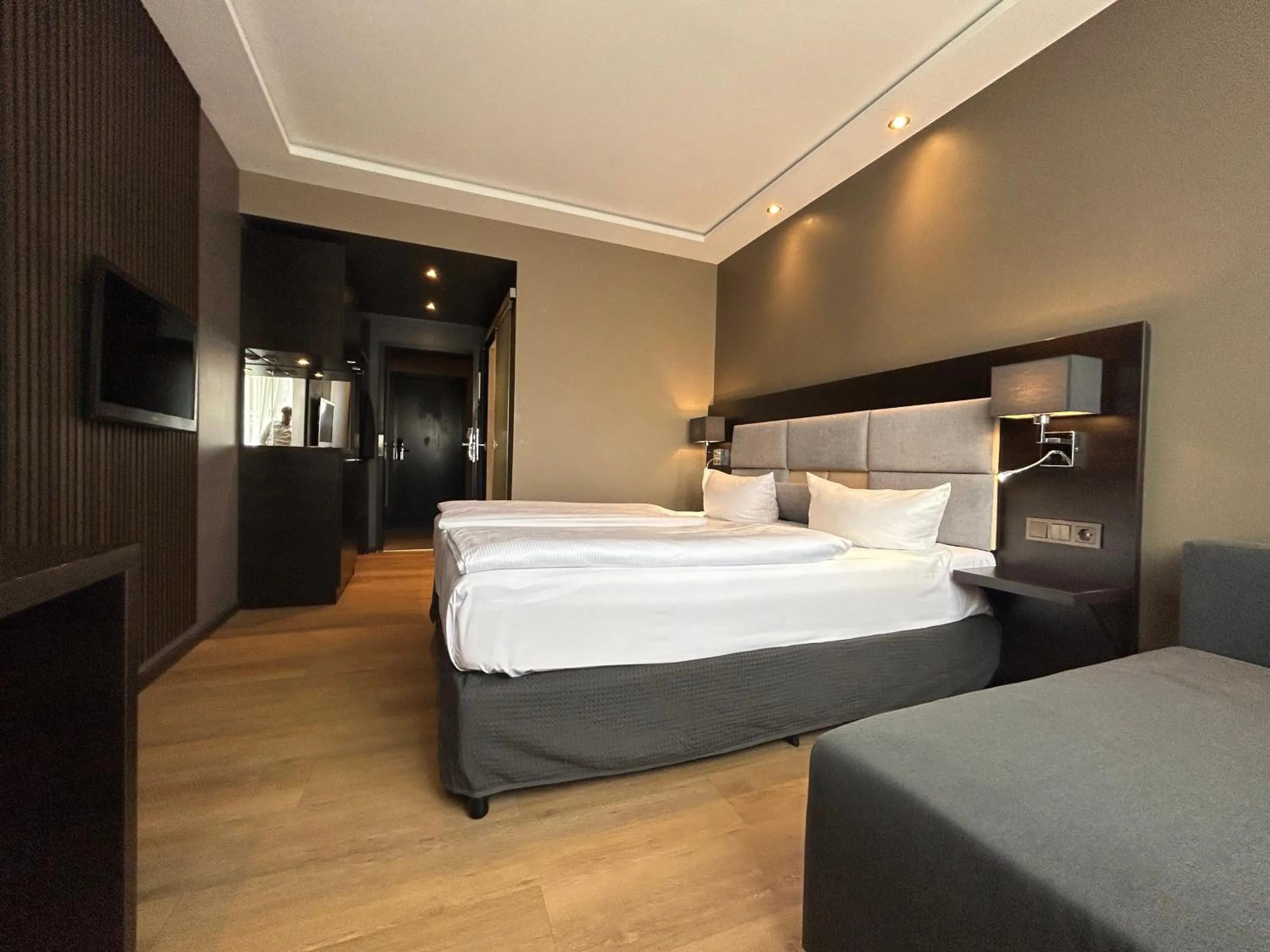 Photo of the whole room, Bed in Hotel am Karlstor