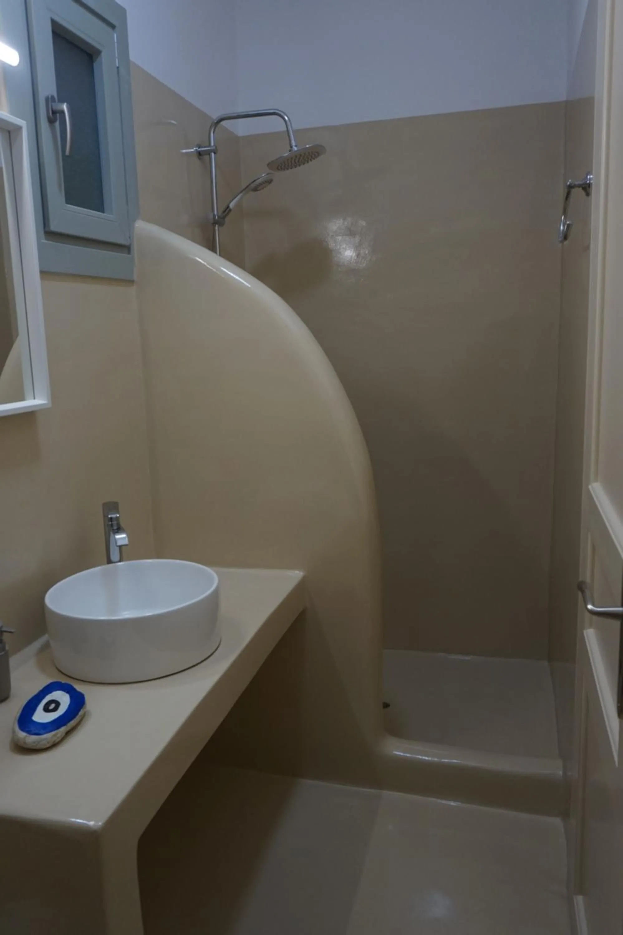 Shower in Glafki Stay Flow Glow