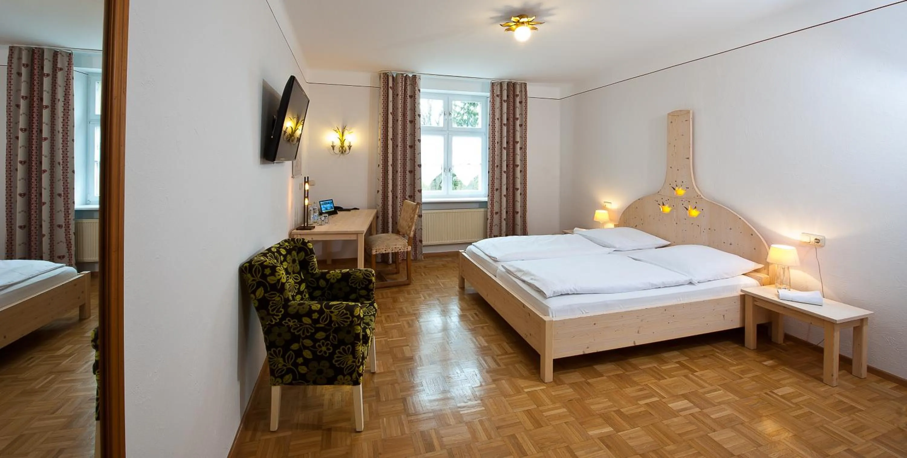 Photo of the whole room, Bed in Hotel & Brauereigasthof Drei Kronen