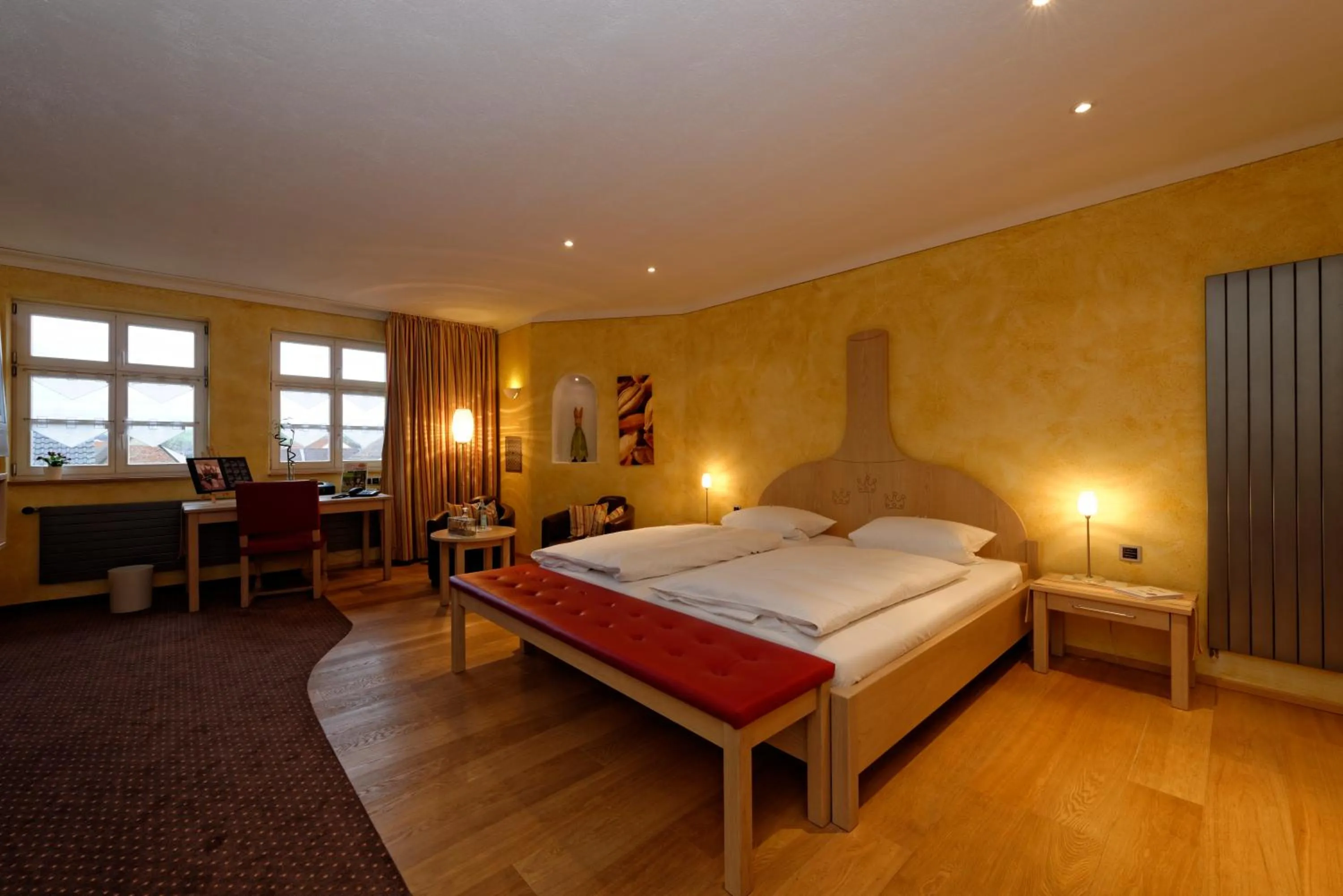 Living room, Bed in Hotel & Brauereigasthof Drei Kronen