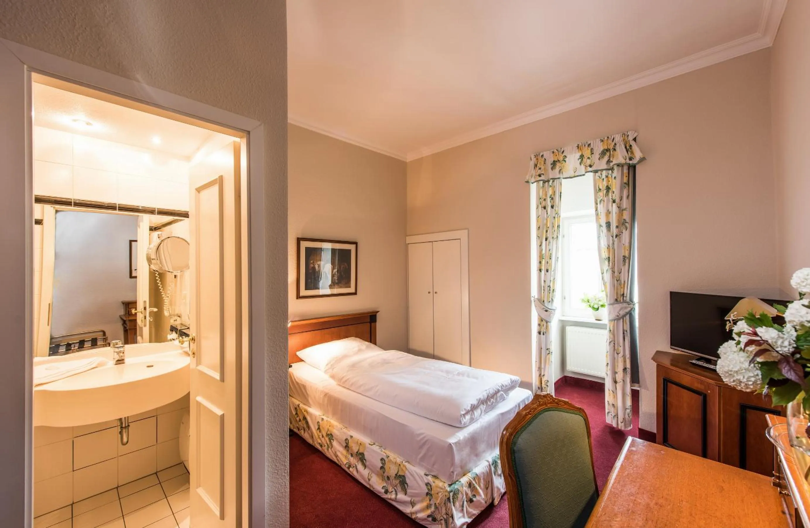 Photo of the whole room, Bed in Hotel Kaiserhof Eisenach