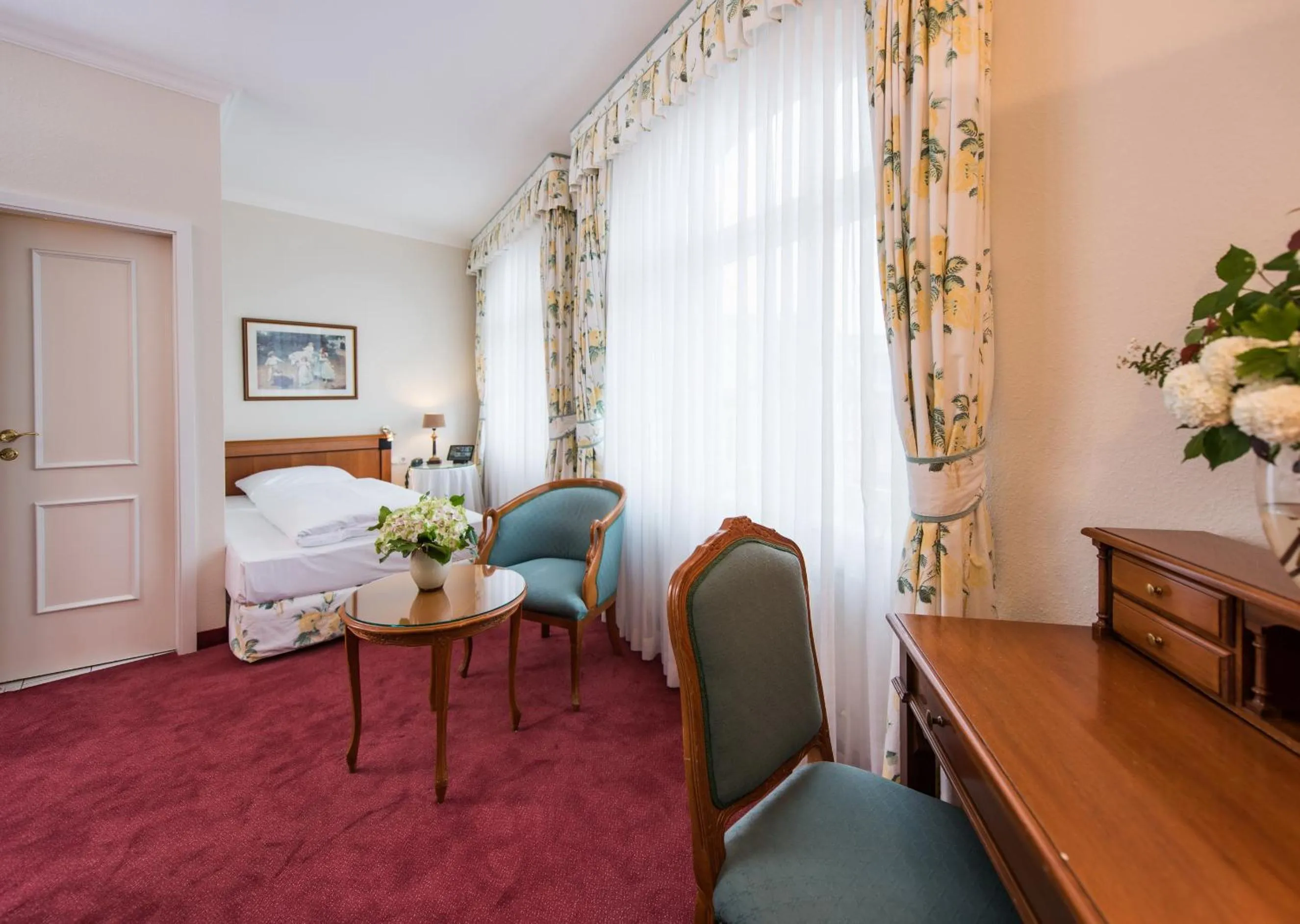 Photo of the whole room, Bed in Hotel Kaiserhof Eisenach