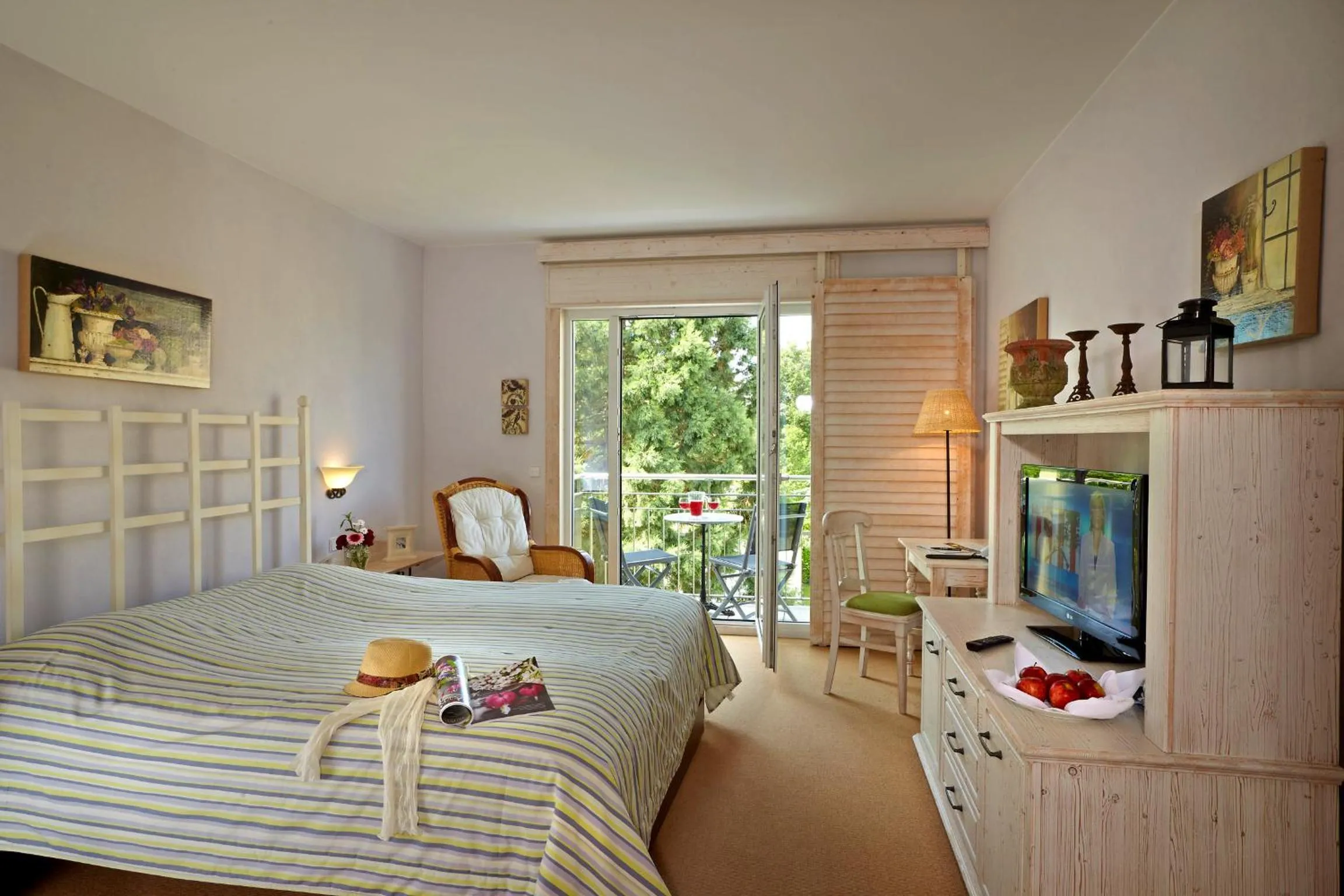 Day, Bed in Hotel Hirschen in Freiburg-Lehen