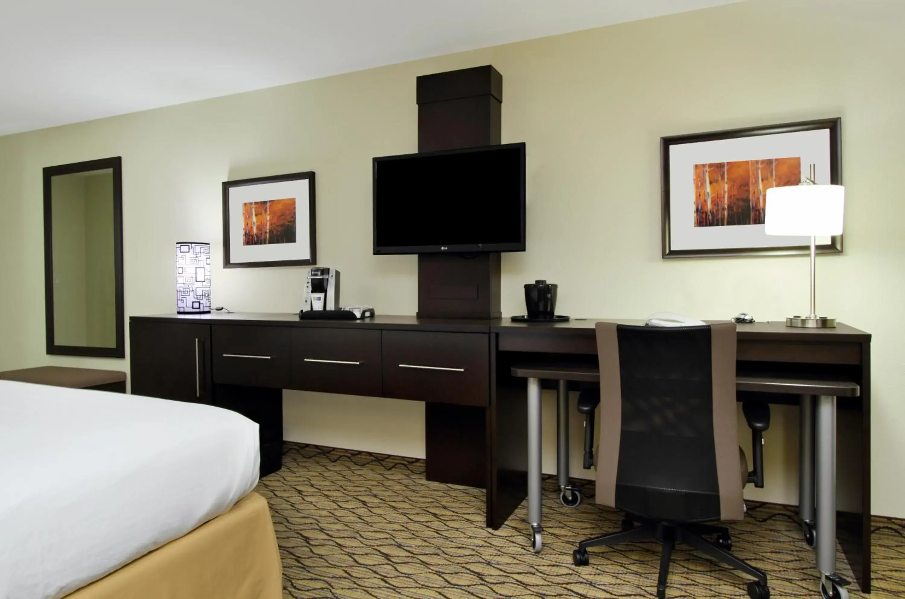 TV and multimedia, Bed in Holiday Inn Express - Colorado Springs - First & Main by IHG TV and multimedia, Bed in Holiday Inn Express - Colorado Springs - First & Main by IHG