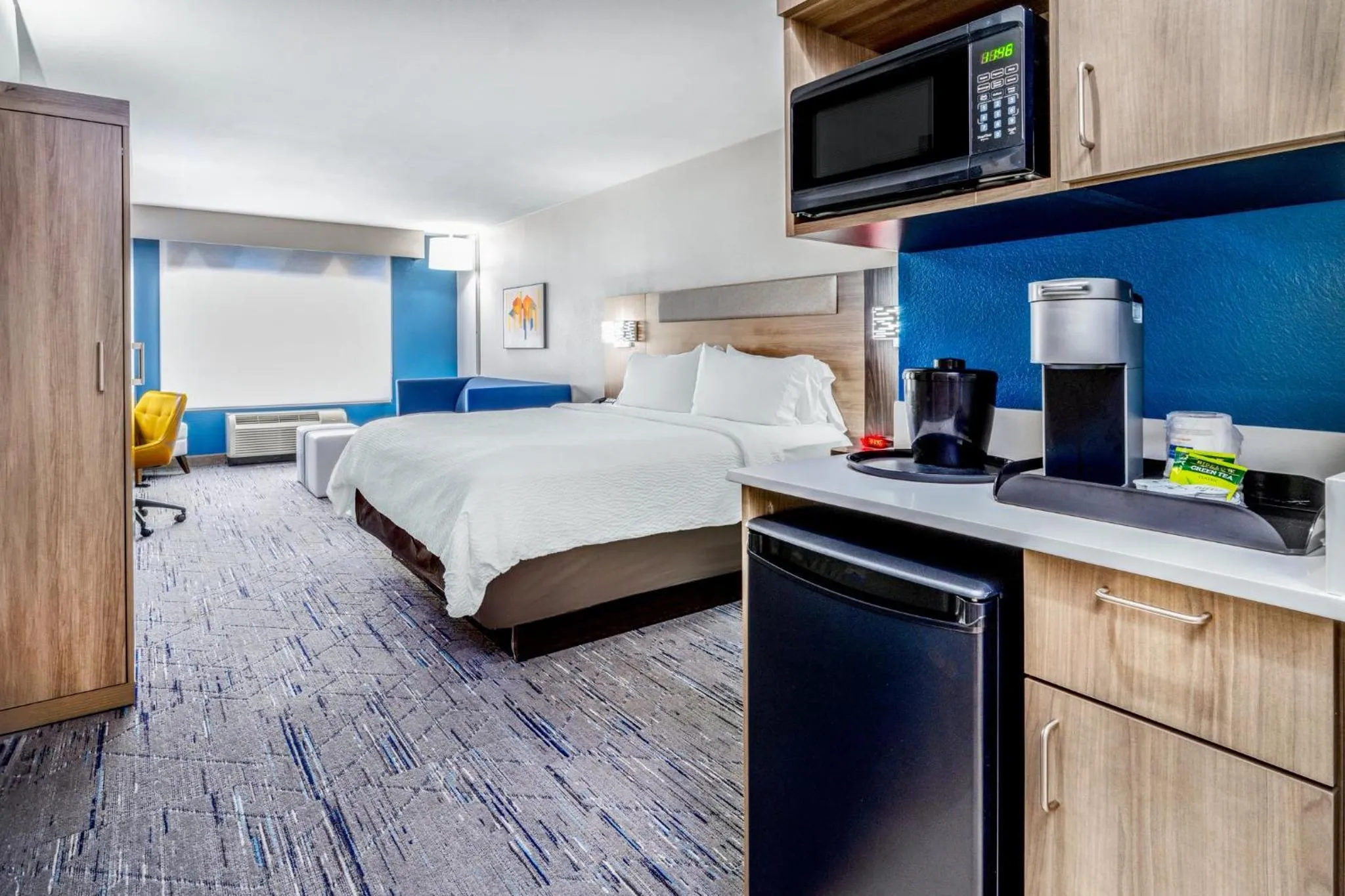 Photo of the whole room, Bed in Holiday Inn Express - Colorado Springs - First & Main by IHG