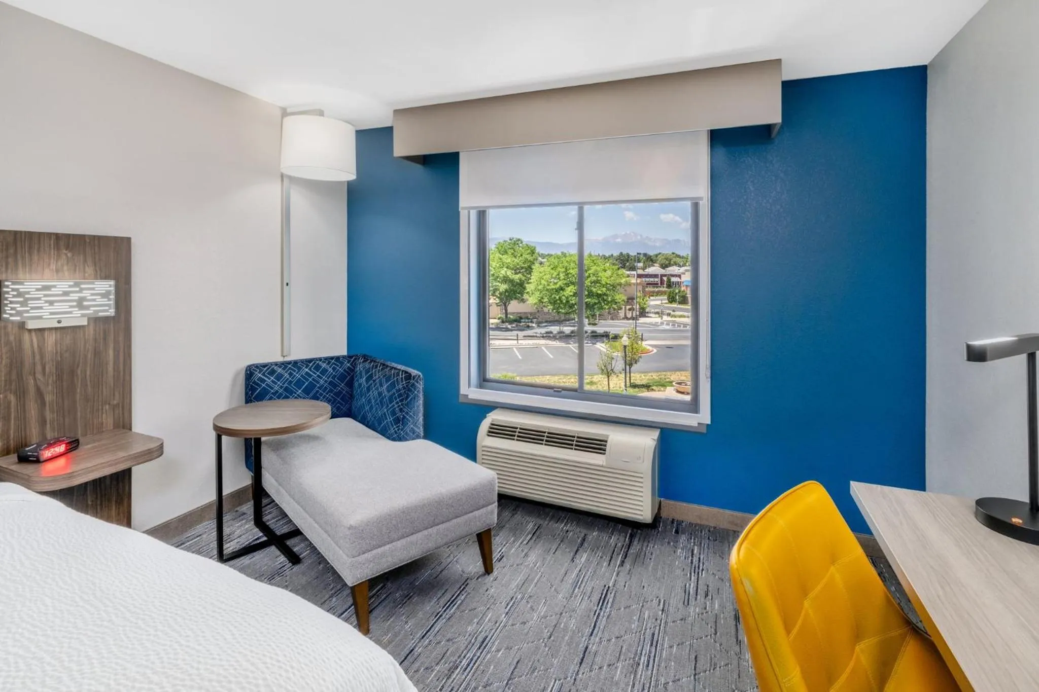 Photo of the whole room, Bed in Holiday Inn Express - Colorado Springs - First & Main by IHG
