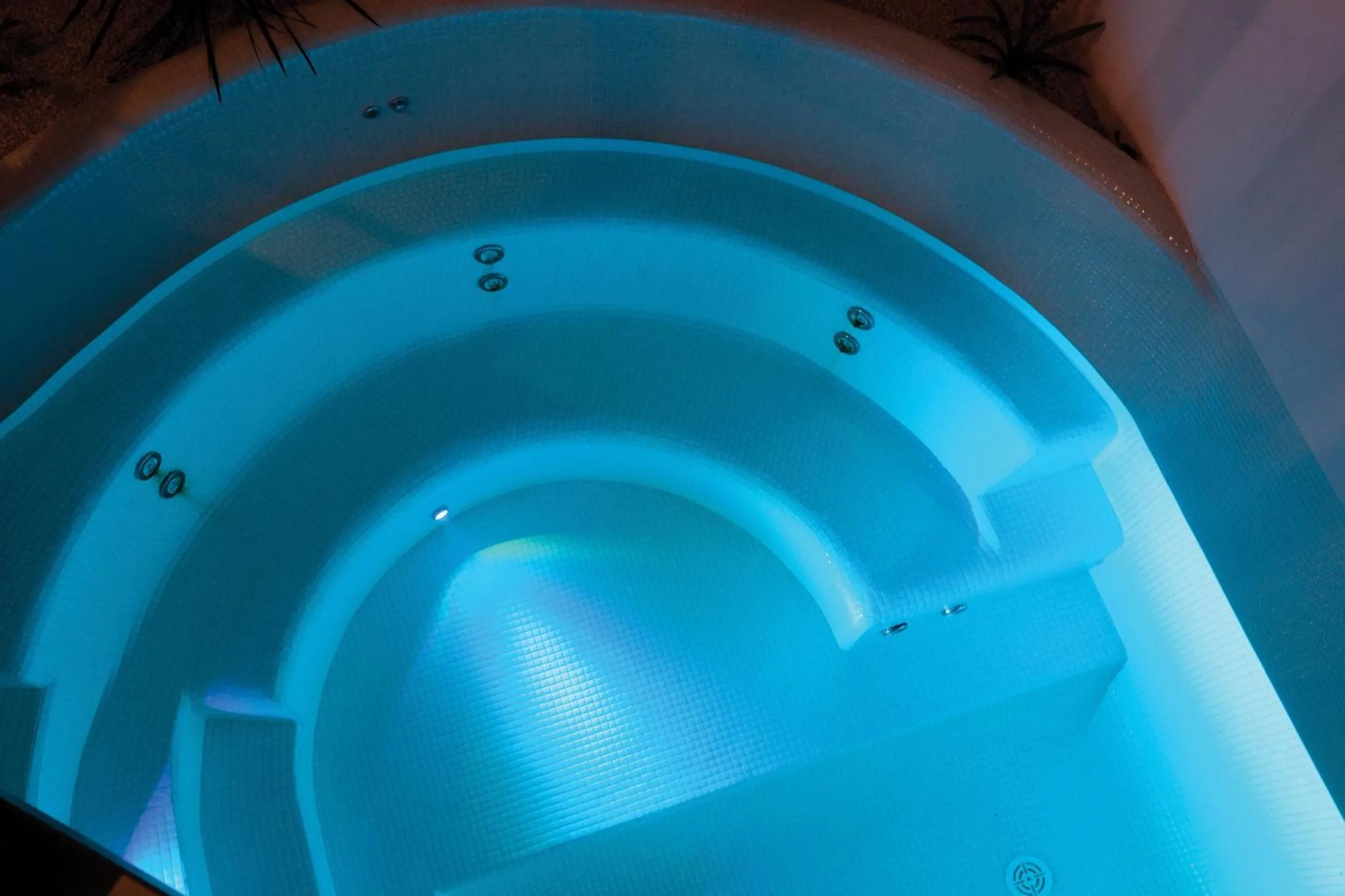 Hot Tub in Mood - Private Suites