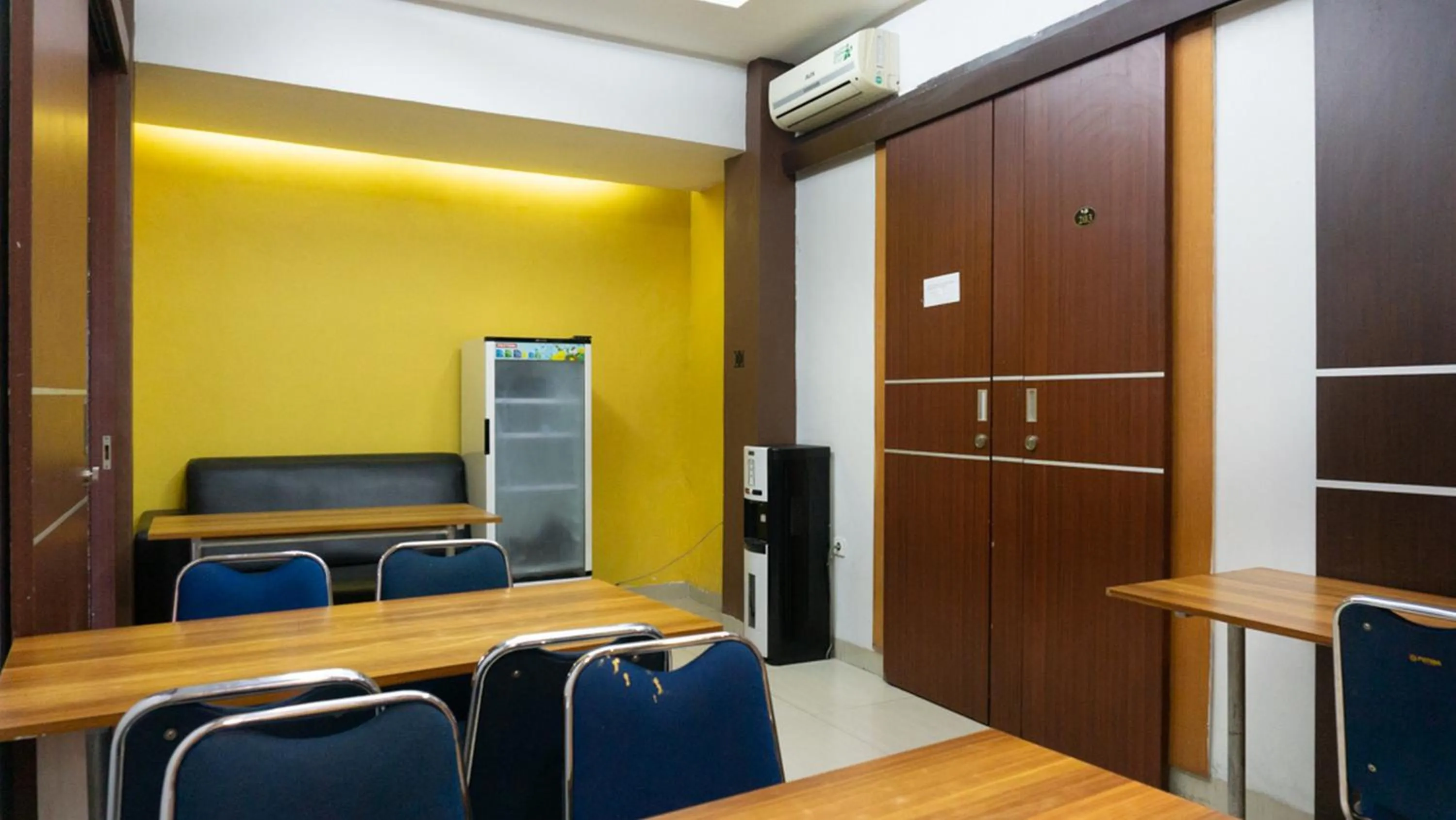 RedDoorz near Pelabuhan Jayapura