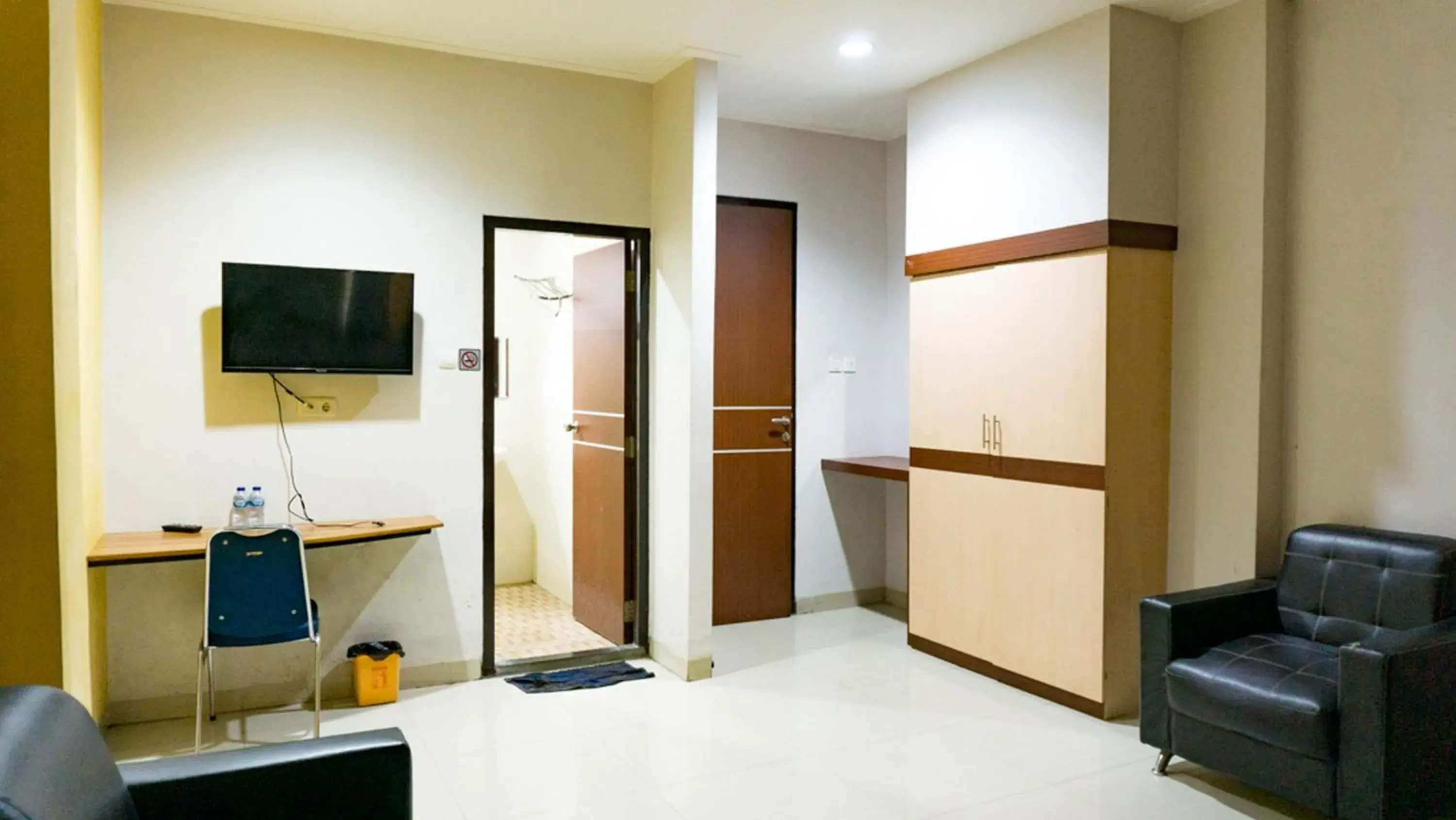 Bed in RedDoorz near Pelabuhan Jayapura Bed in RedDoorz near Pelabuhan Jayapura