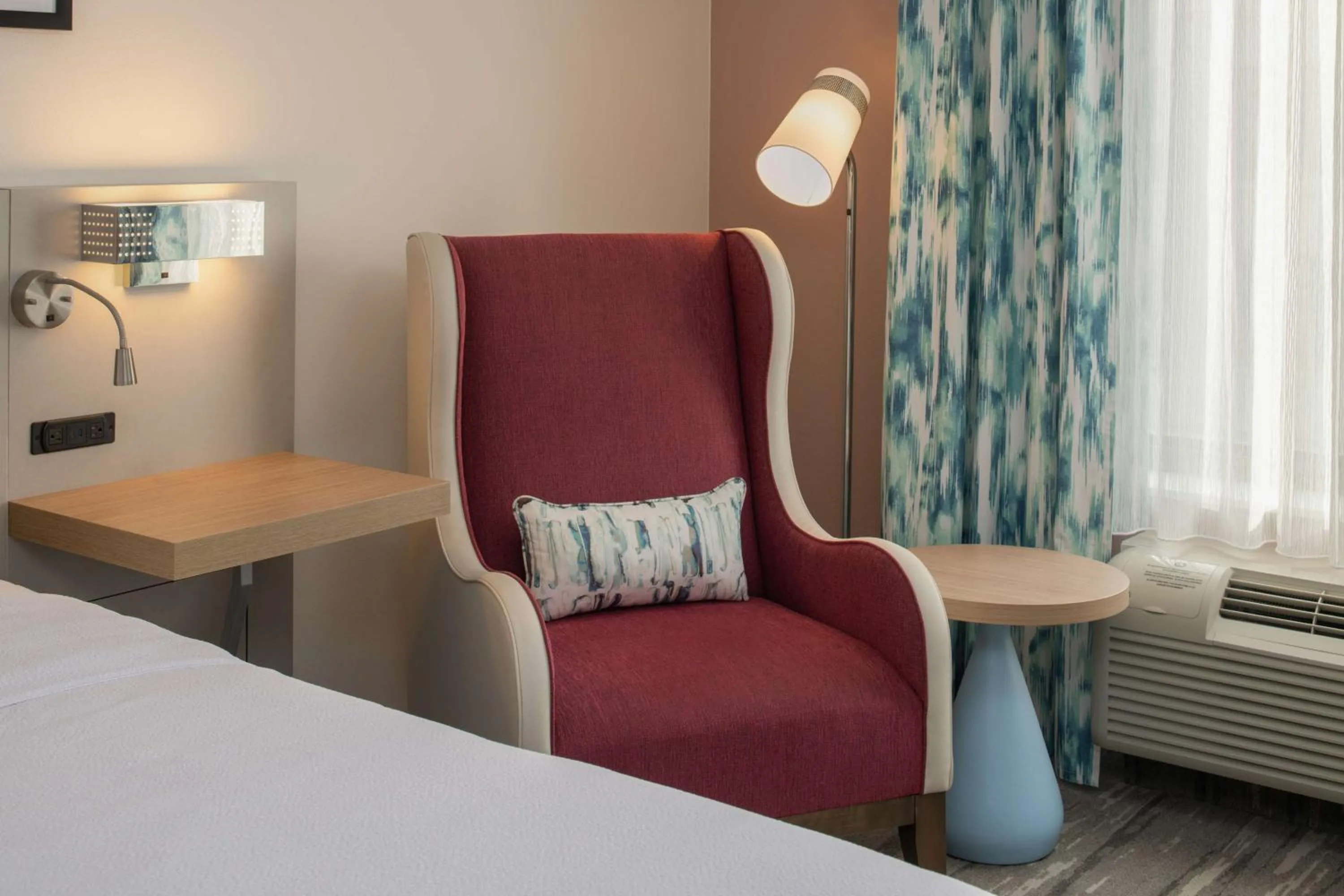 Living room, Bed in Hilton Garden Inn Tacoma Downtown