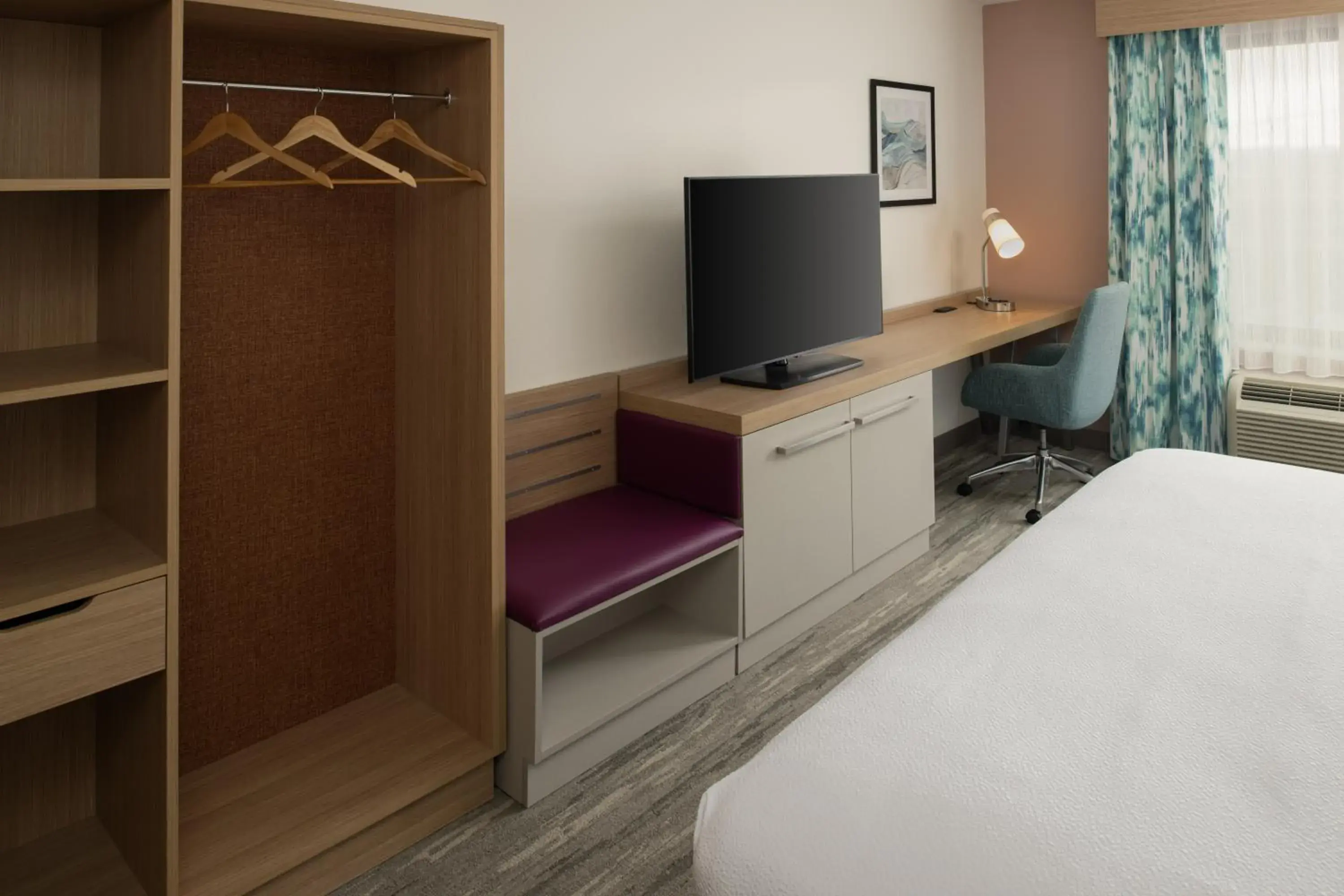 King Room with Sofa Bed and Roll-in Shower - Mobility Accessible in Hilton Garden Inn Tacoma Downtown King Room with Sofa Bed and Roll-in Shower - Mobility Accessible in Hilton Garden Inn Tacoma Downtown