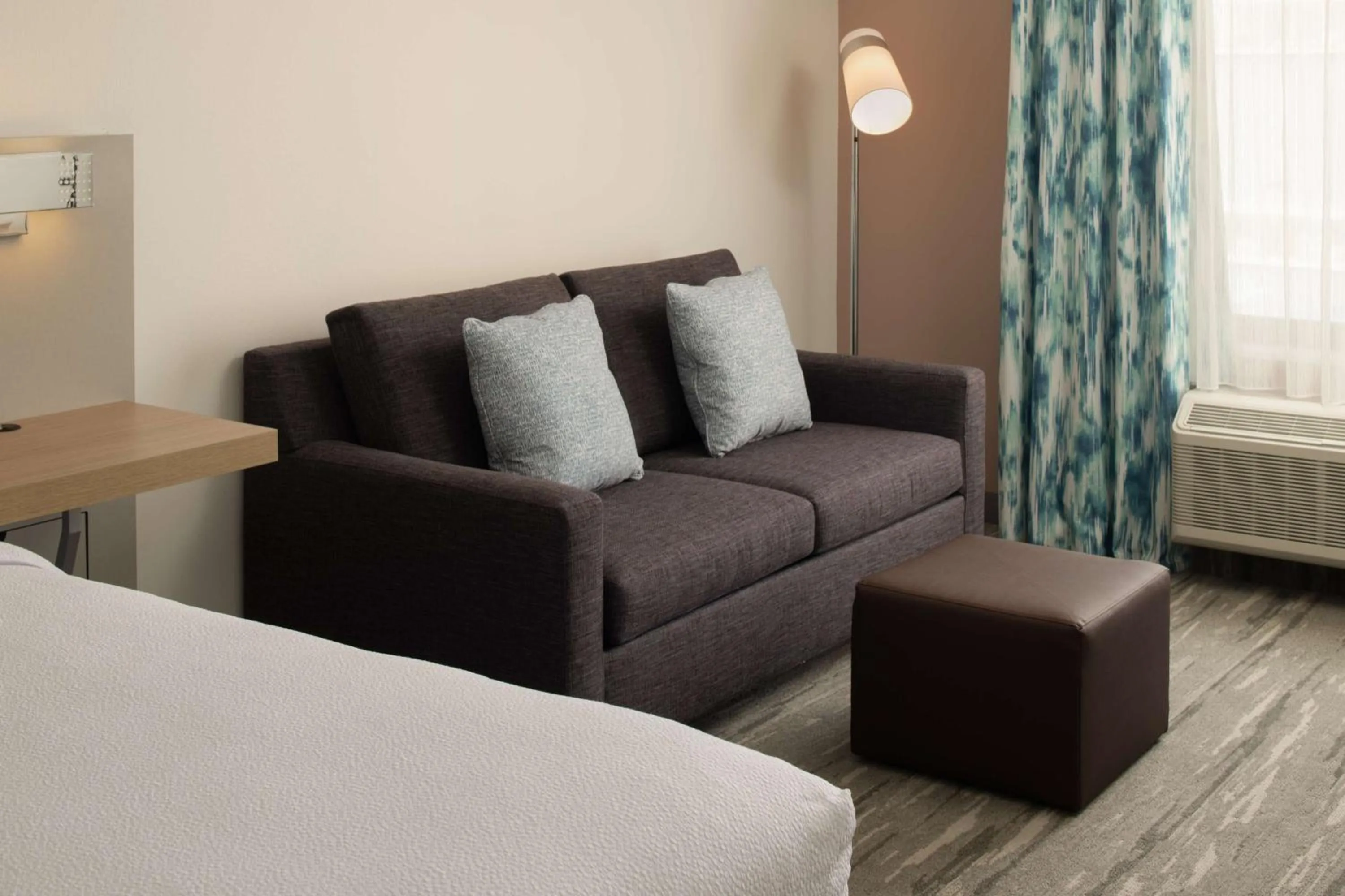 Living room, Bed in Hilton Garden Inn Tacoma Downtown