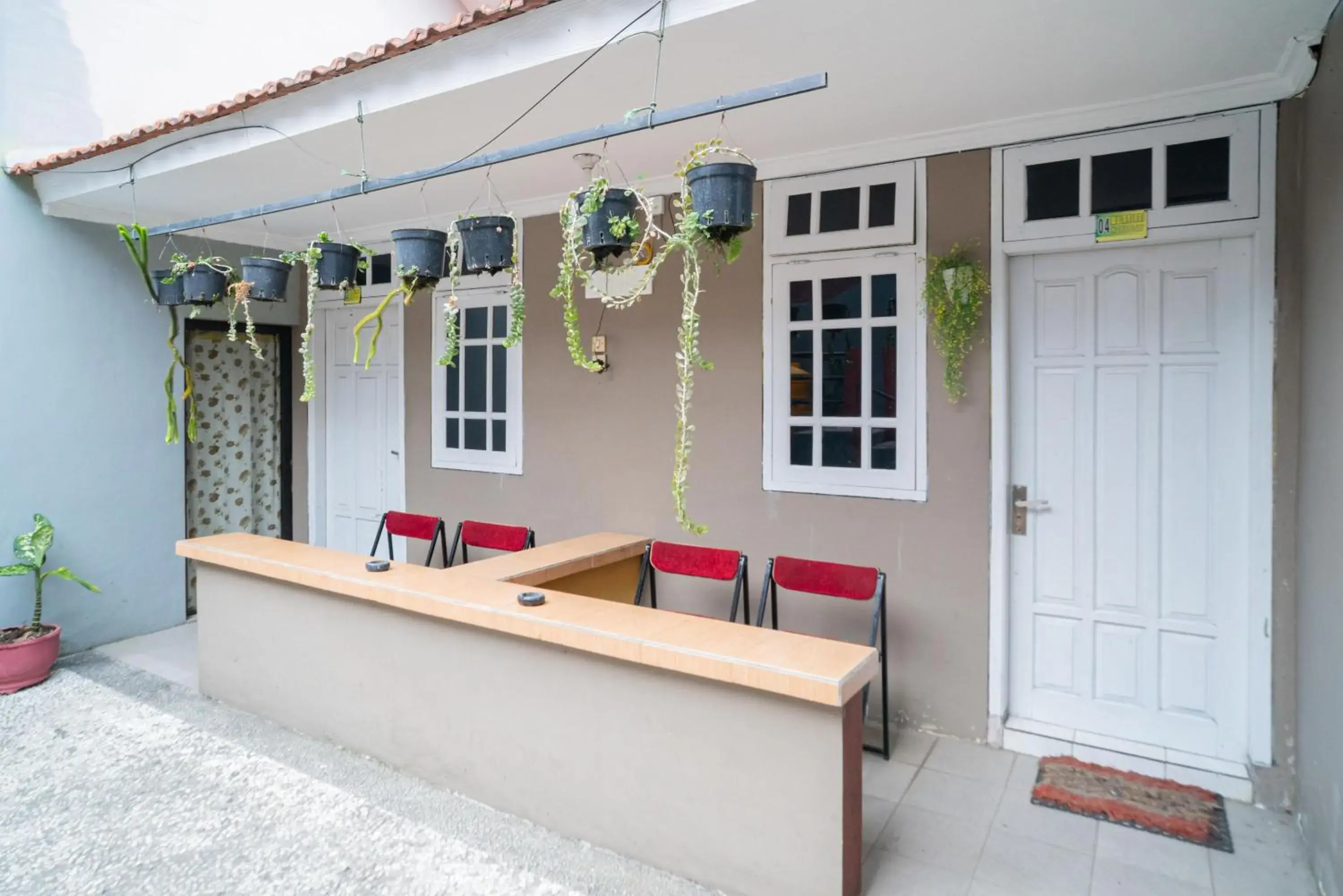 Facade/entrance in RedDoorz at Oro Oro Ombo Batu Facade/entrance in RedDoorz at Oro Oro Ombo Batu