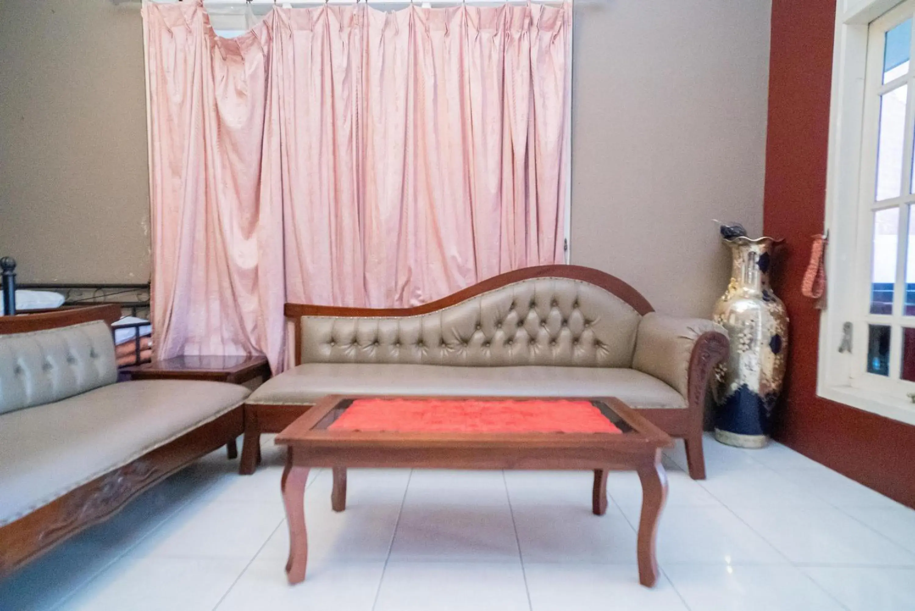 Living room in RedDoorz at Oro Oro Ombo Batu Living room in RedDoorz at Oro Oro Ombo Batu