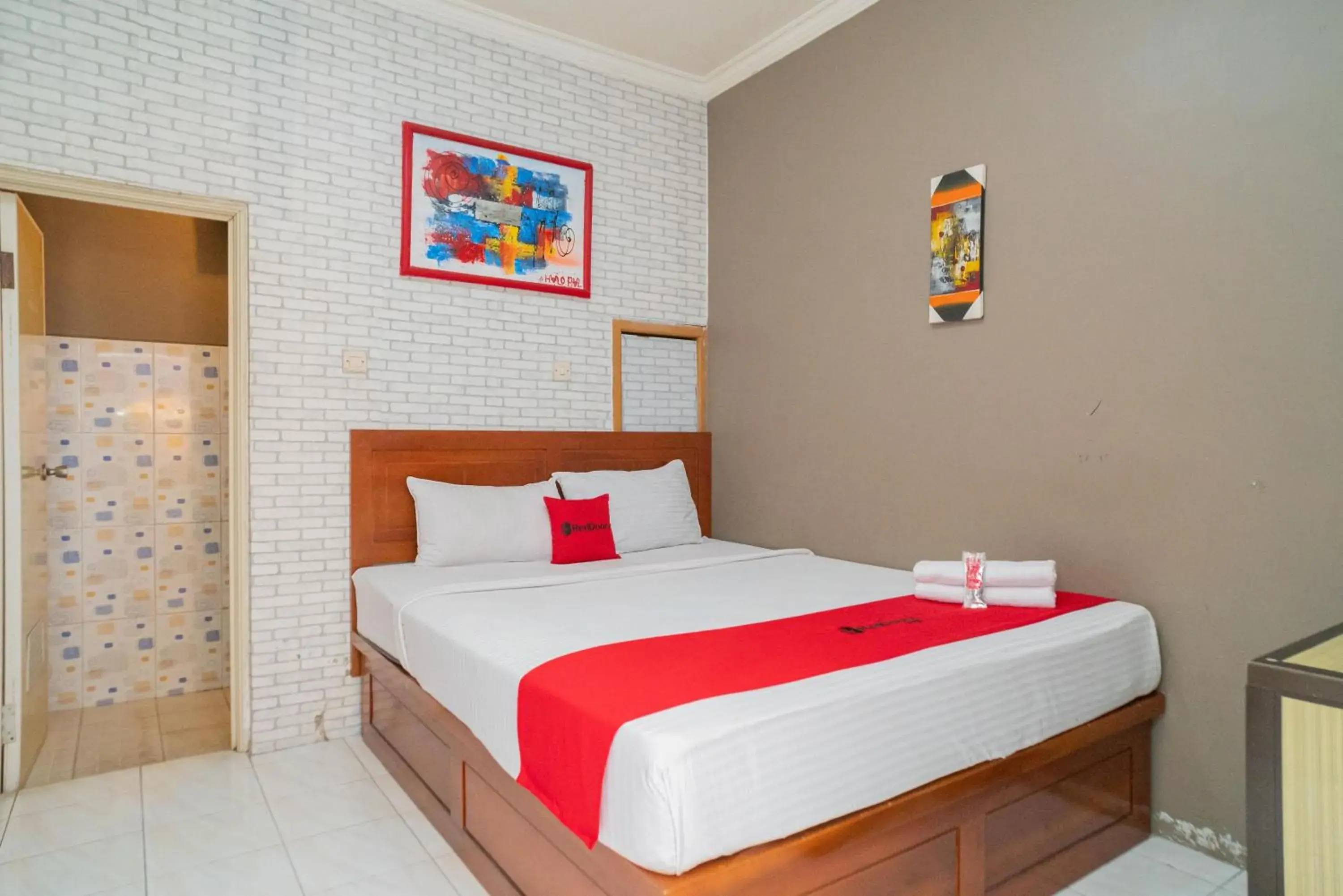 Bedroom, Bed in RedDoorz at Oro Oro Ombo Batu Bedroom, Bed in RedDoorz at Oro Oro Ombo Batu