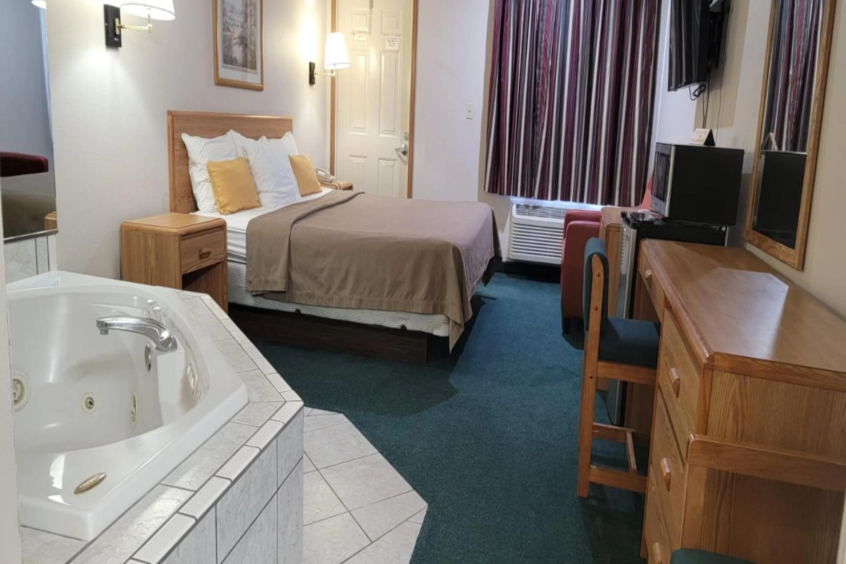 Bedroom, Bed in HomeTown Inn By OYO Texhoma, OK