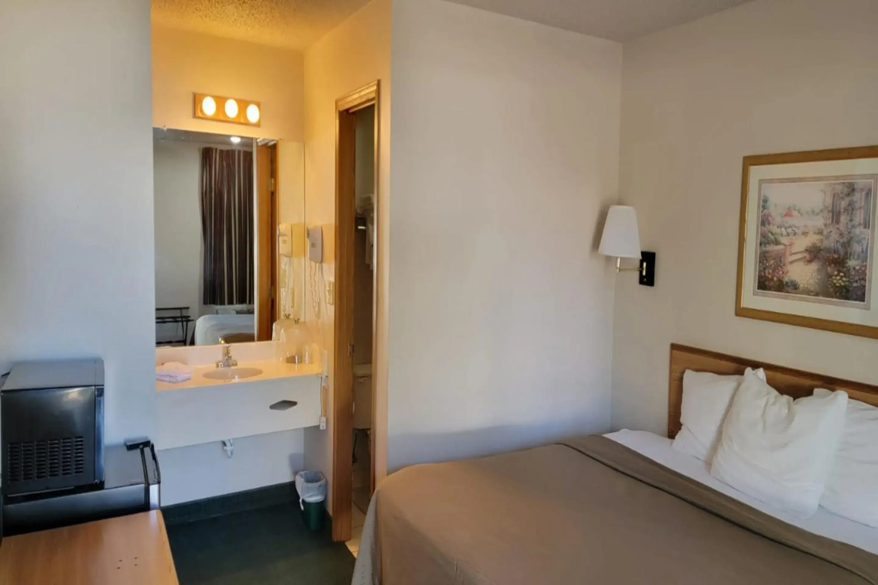 Bedroom, Bed in HomeTown Inn By OYO Texhoma, OK Bedroom, Bed in HomeTown Inn By OYO Texhoma, OK