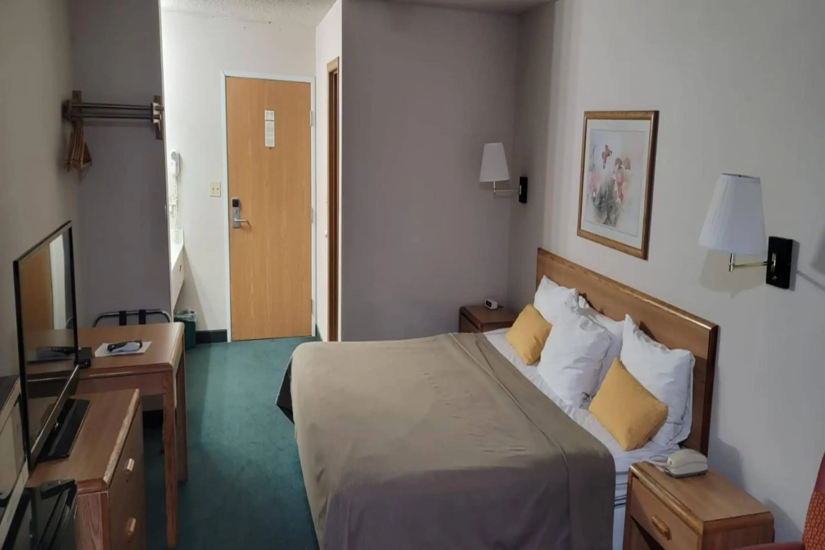 Bedroom, Bed in HomeTown Inn By OYO Texhoma, OK Bedroom, Bed in HomeTown Inn By OYO Texhoma, OK