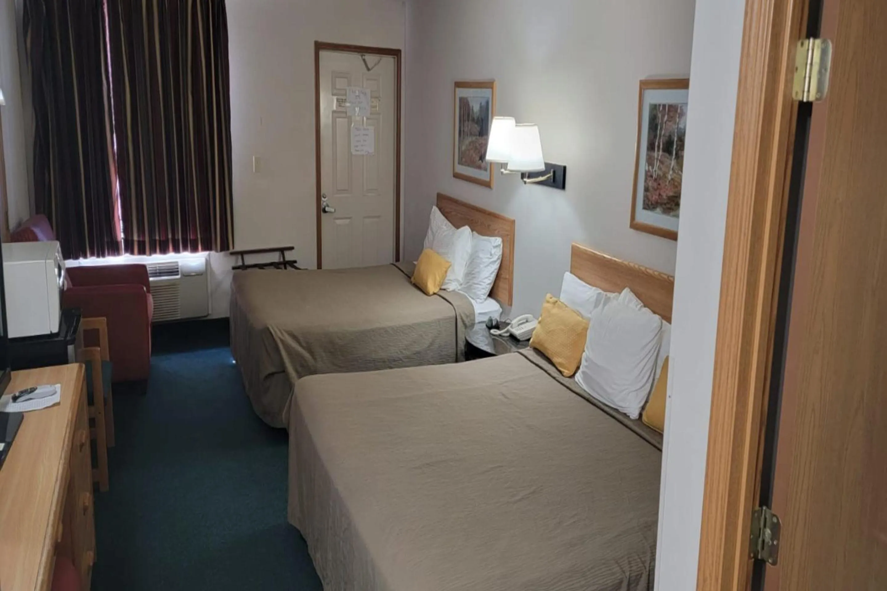 Bedroom, Bed in HomeTown Inn By OYO Texhoma, OK