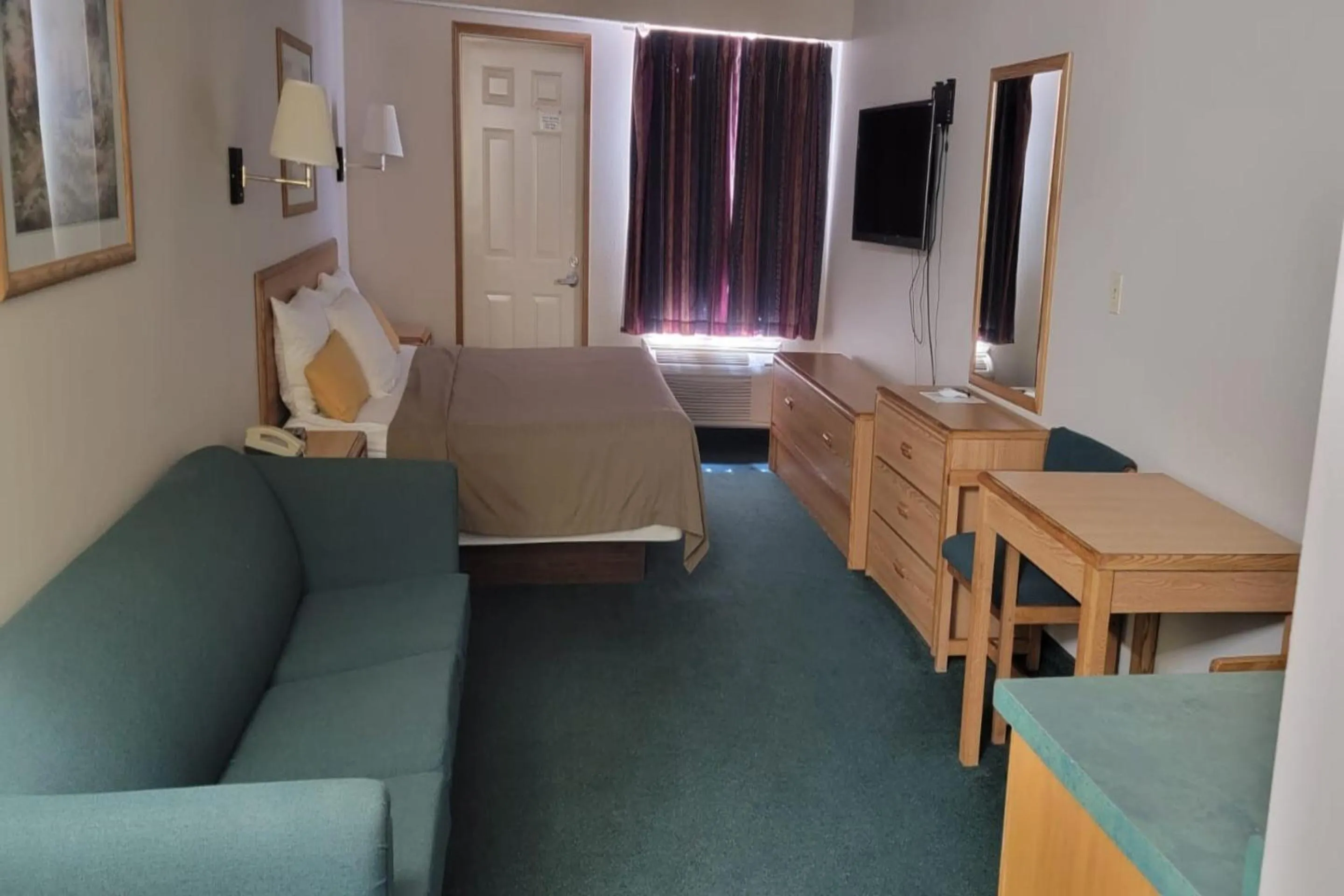 Bedroom, Bed in HomeTown Inn By OYO Texhoma, OK