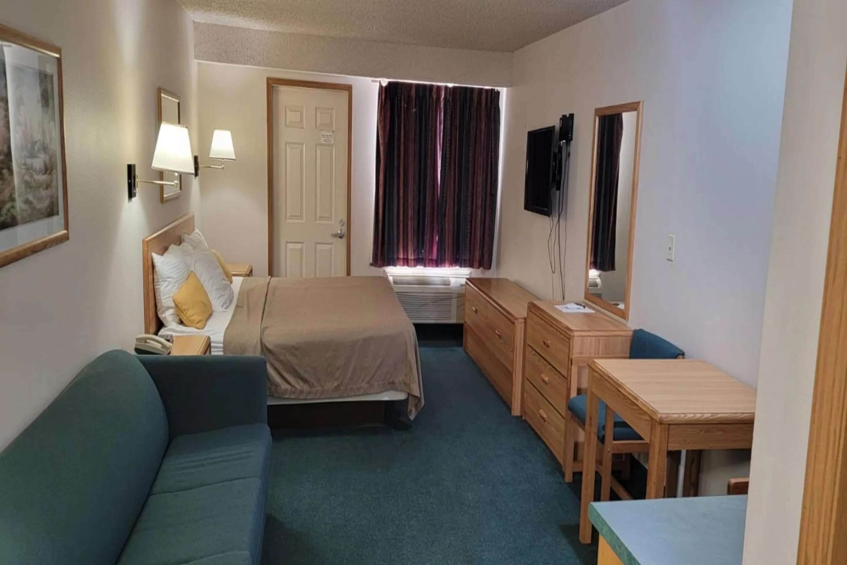 Bedroom, Bed in HomeTown Inn By OYO Texhoma, OK