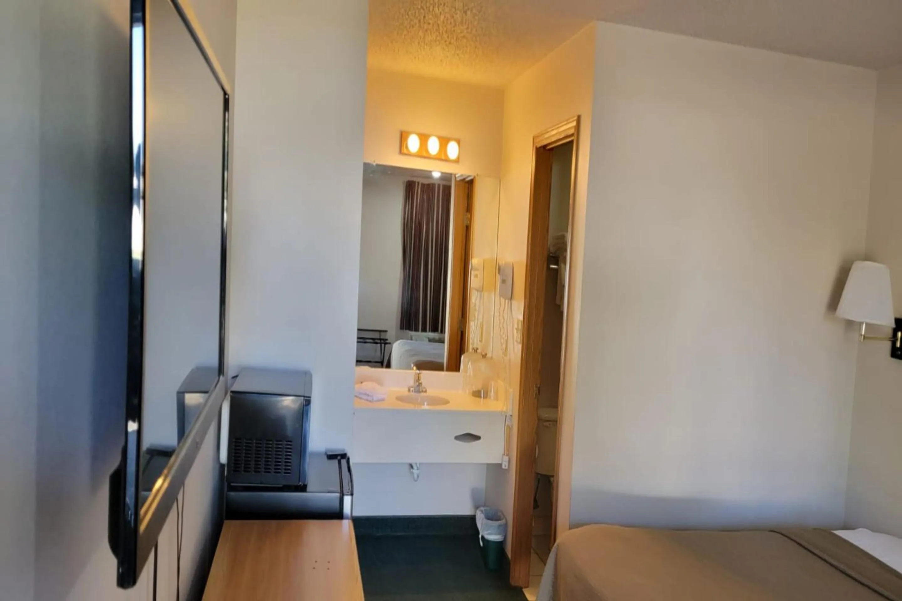 Bedroom, Bed in HomeTown Inn By OYO Texhoma, OK