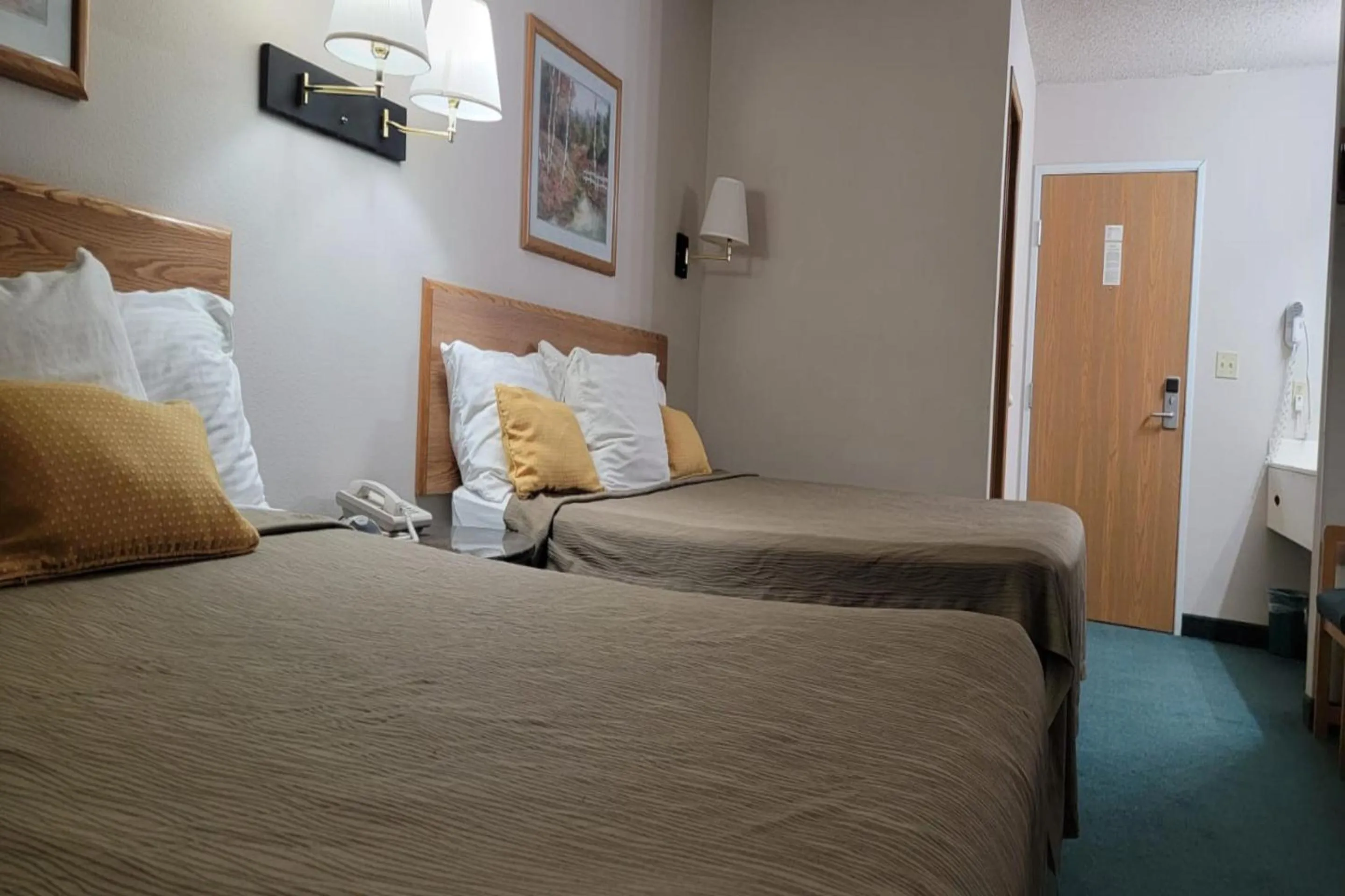 Bedroom, Bed in HomeTown Inn By OYO Texhoma, OK