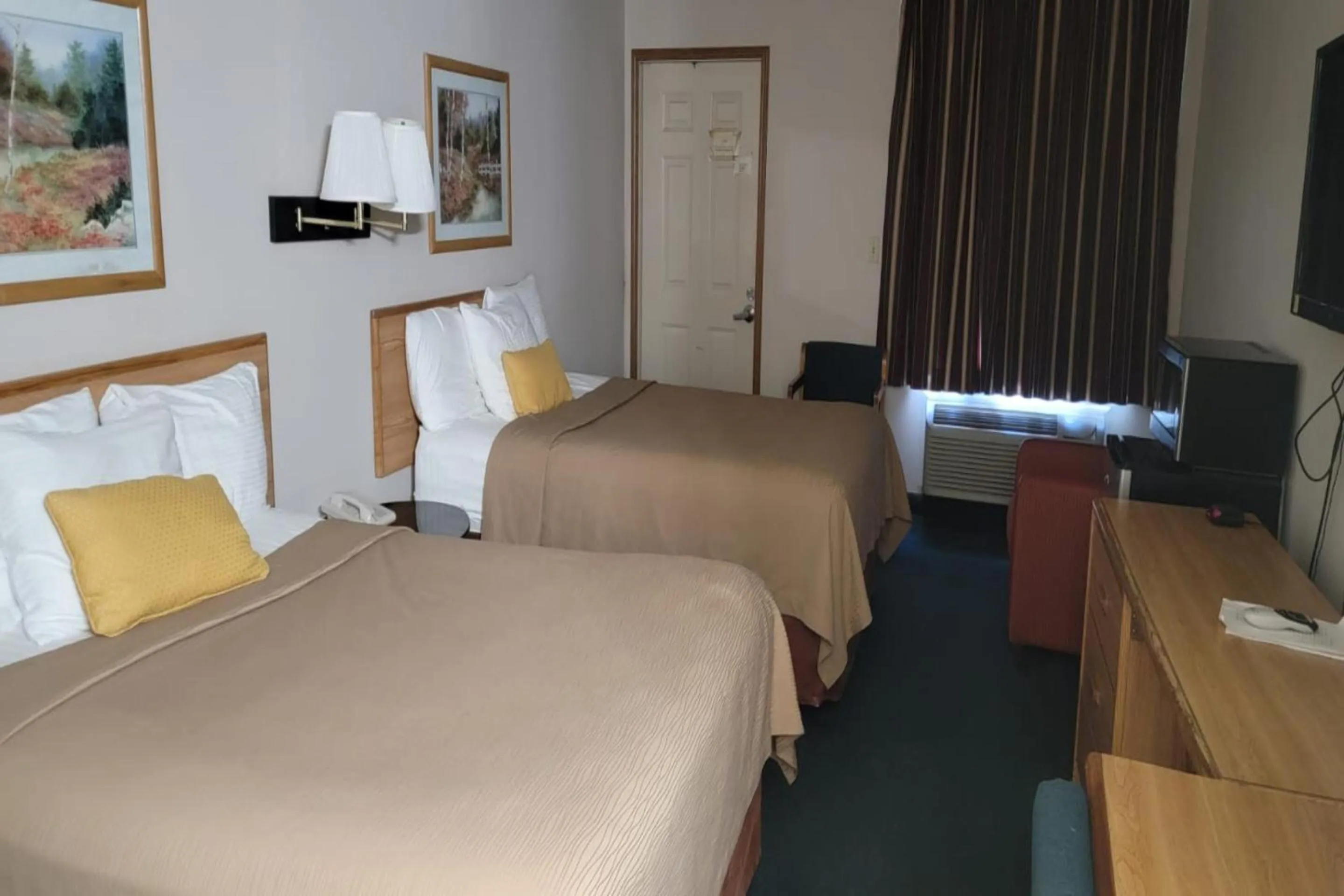 Bedroom, Bed in HomeTown Inn By OYO Texhoma, OK