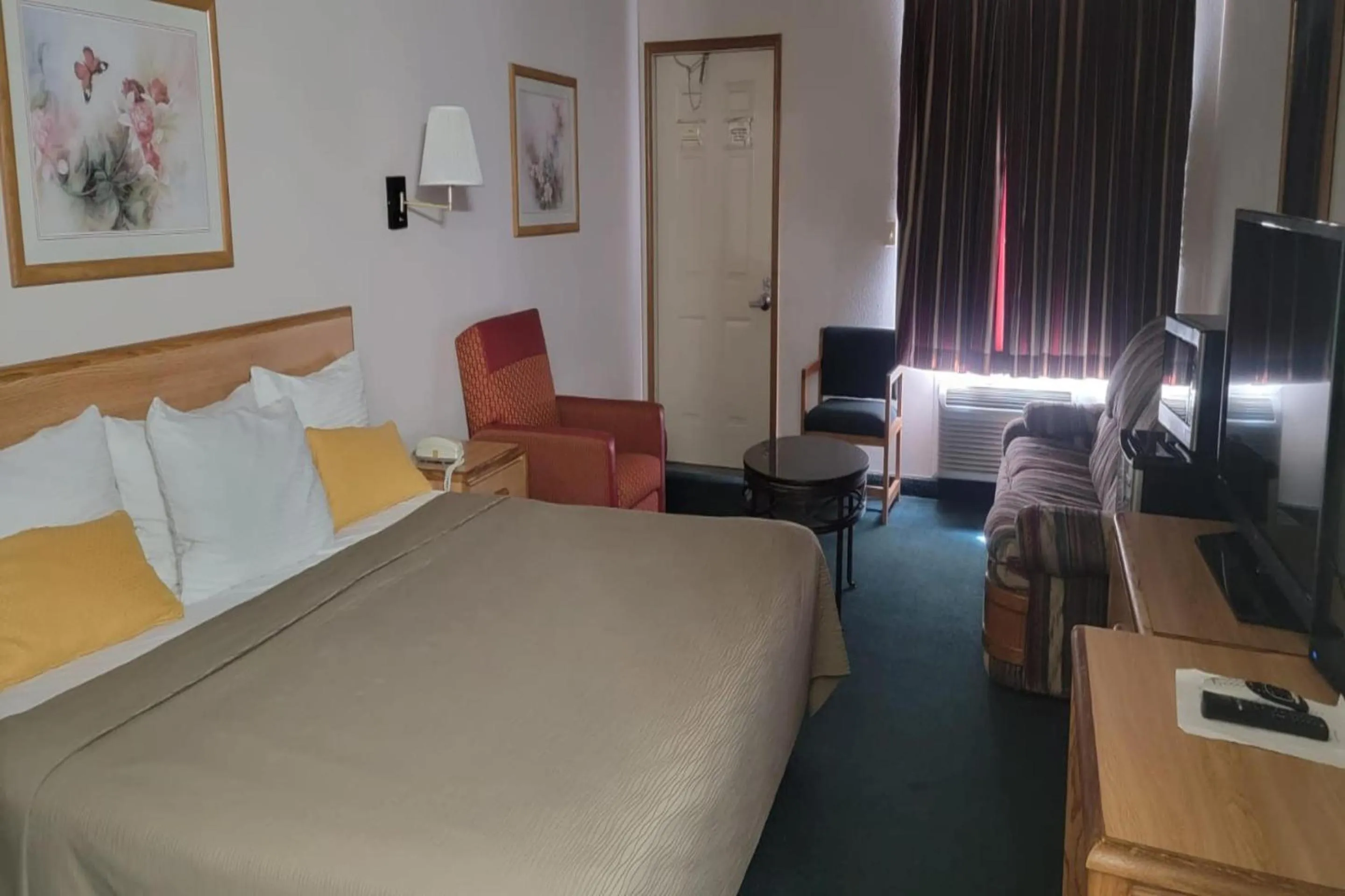 Bedroom, Bed in HomeTown Inn By OYO Texhoma, OK