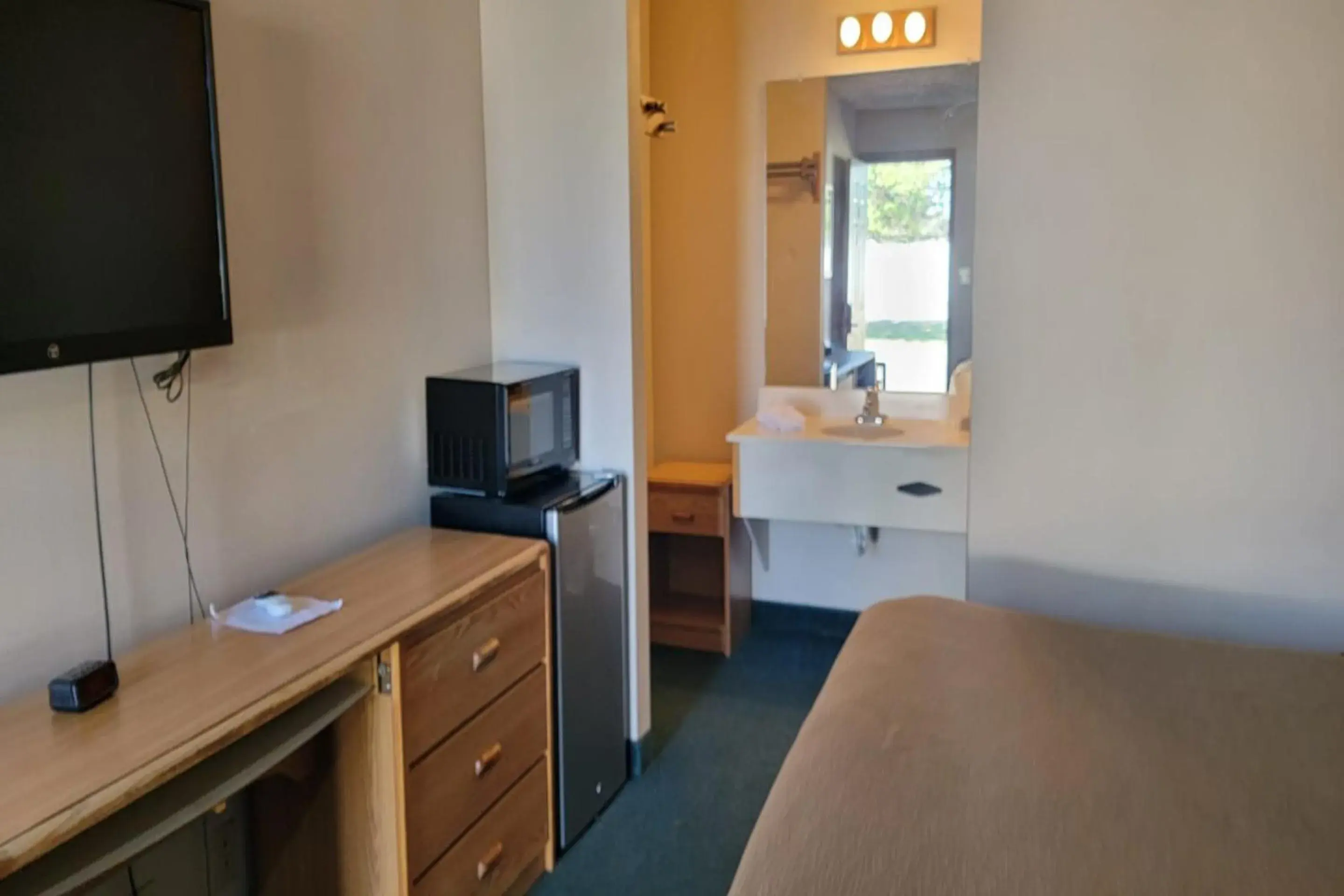 Bedroom, Bed in HomeTown Inn By OYO Texhoma, OK Bedroom, Bed in HomeTown Inn By OYO Texhoma, OK