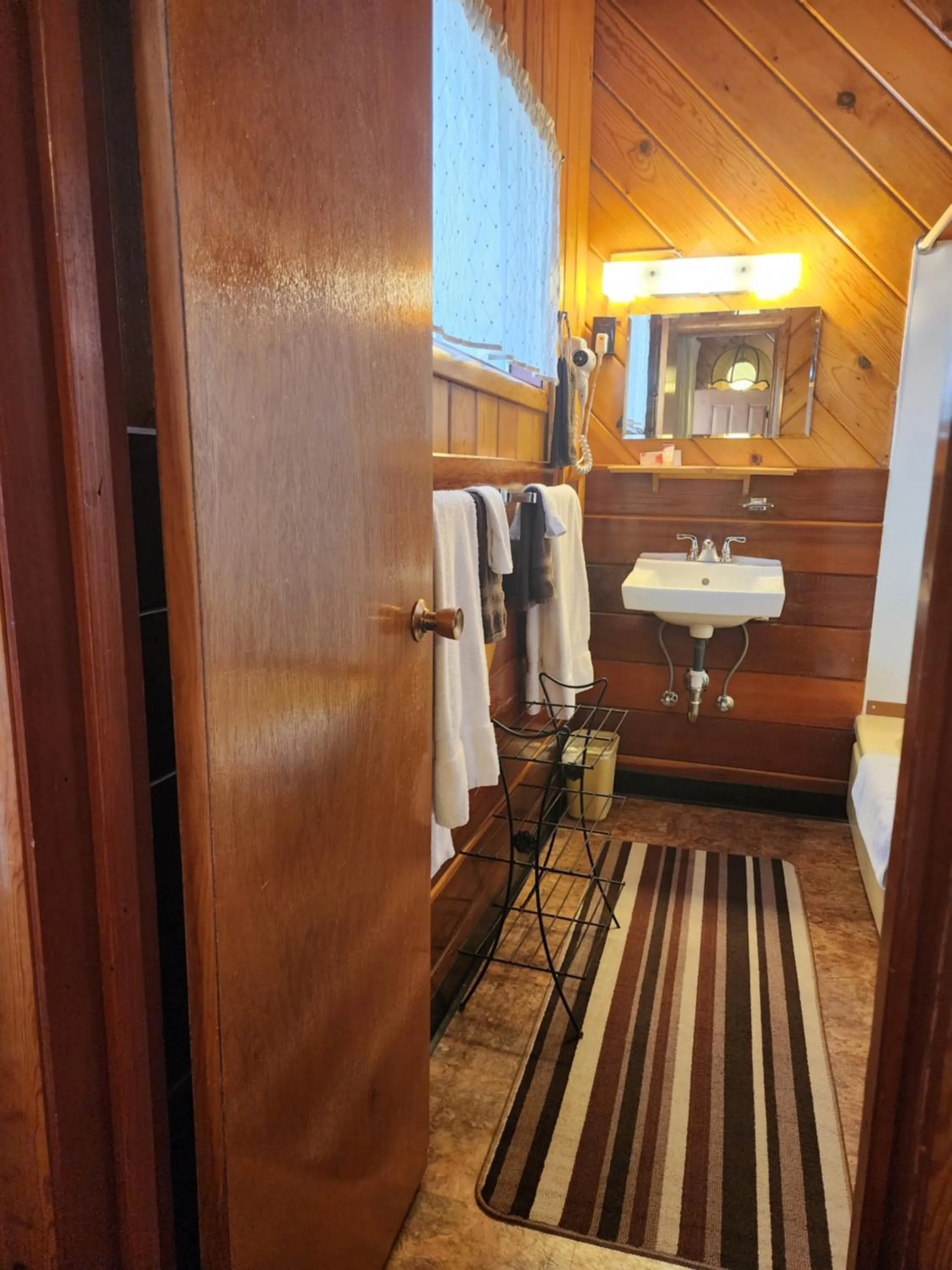 Bed in Toiyabe Motel