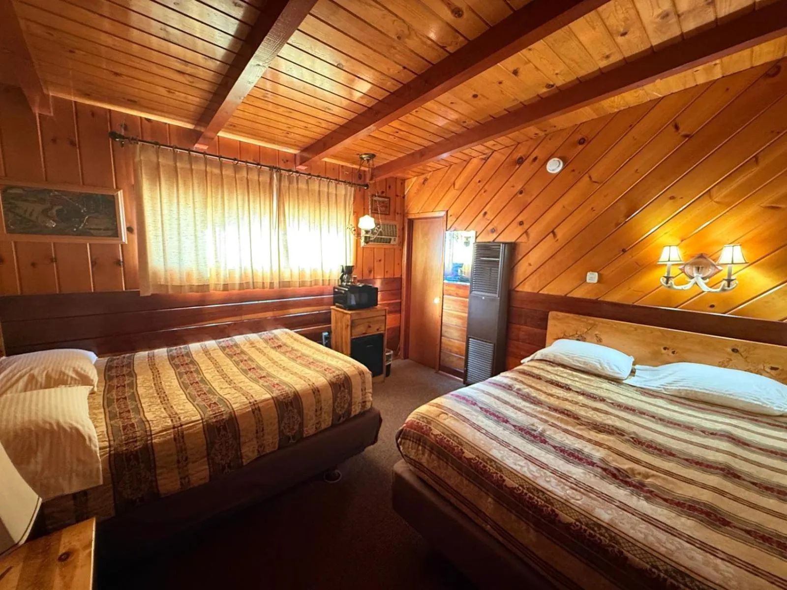 Bed in Toiyabe Motel