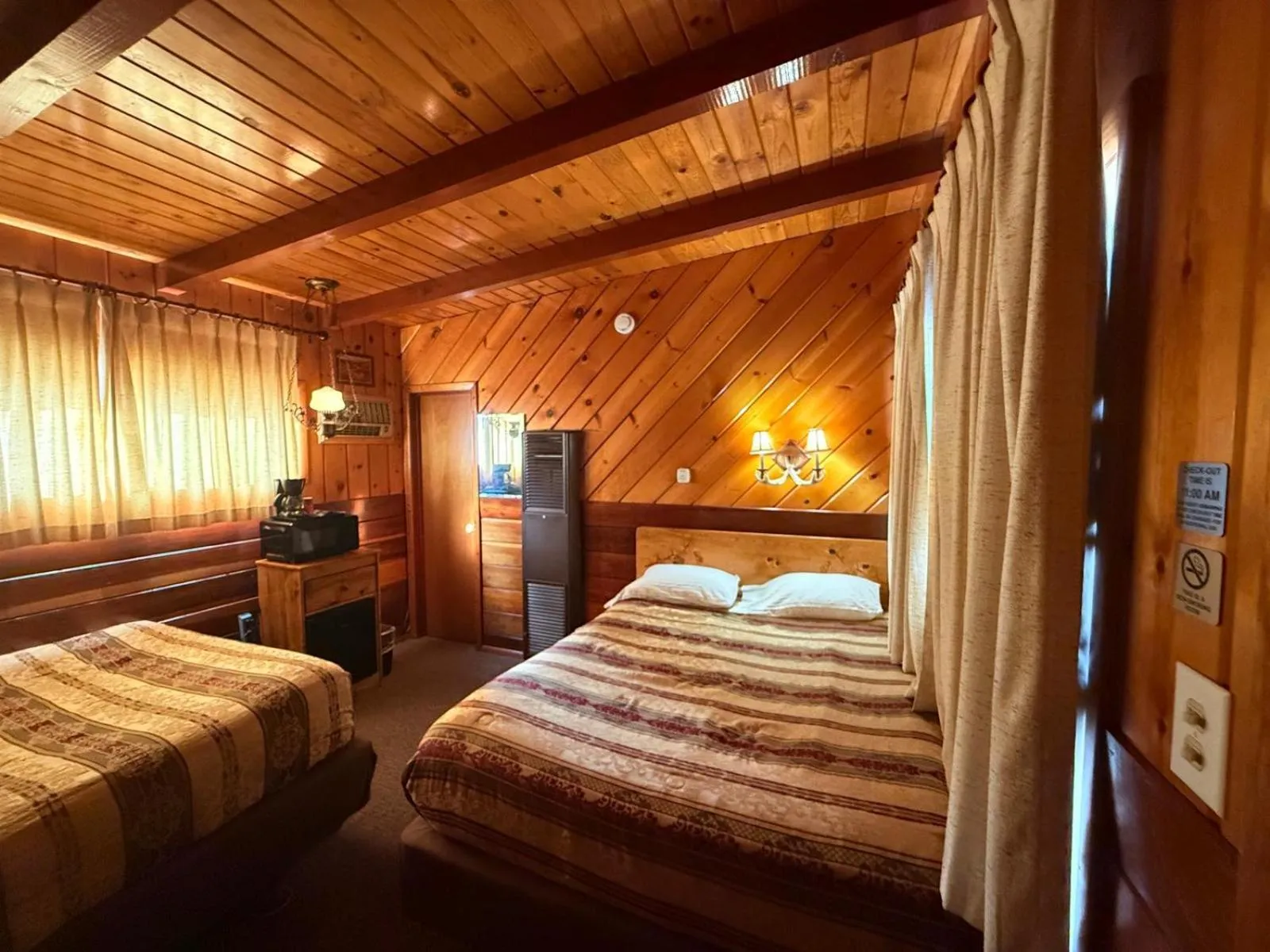 Bed in Toiyabe Motel