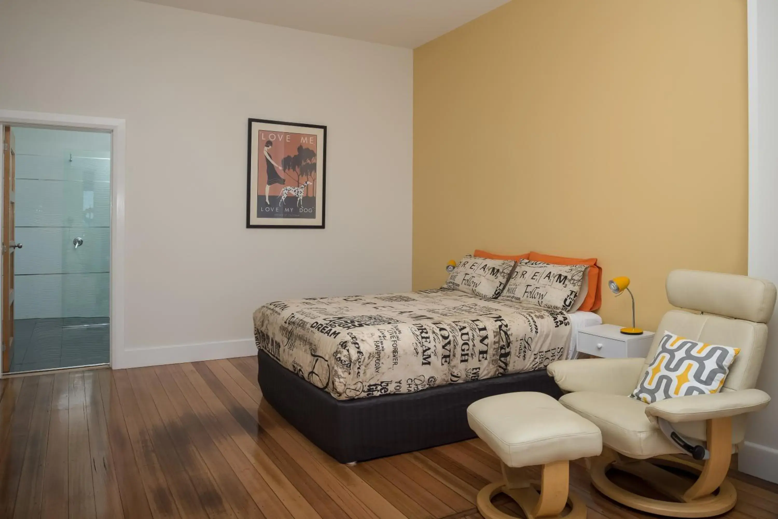 Photo of the whole room, Bed in Penguin Waterfront Escape Photo of the whole room, Bed in Penguin Waterfront Escape