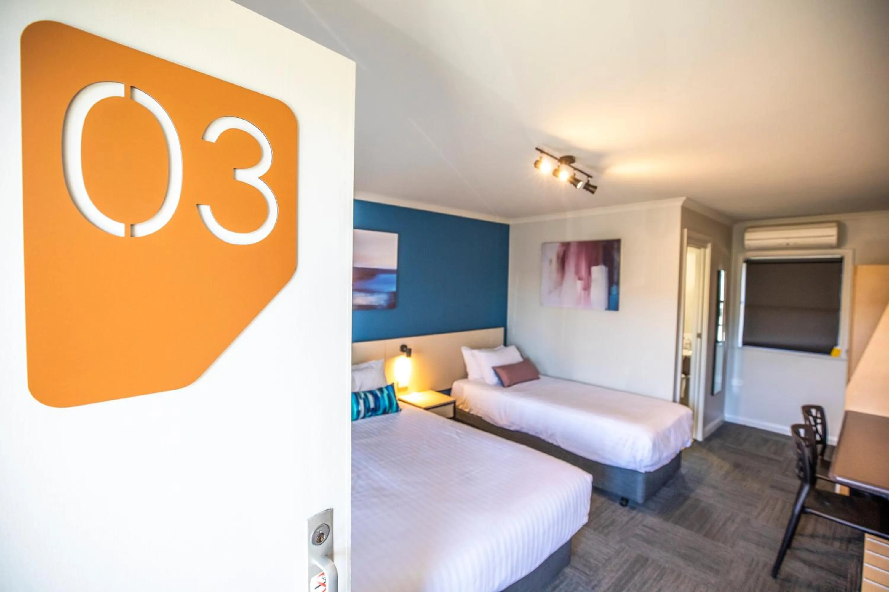 Photo of the whole room, Bed in Nightcap at Riverside Hotel