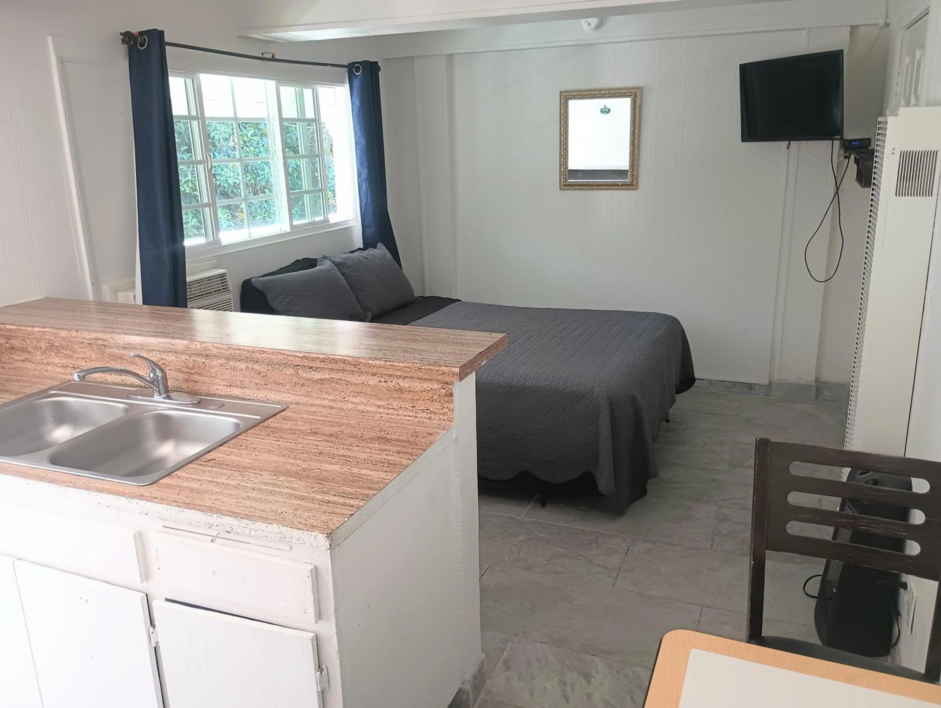 kitchen, Bed in Oceana Boutique Hotel