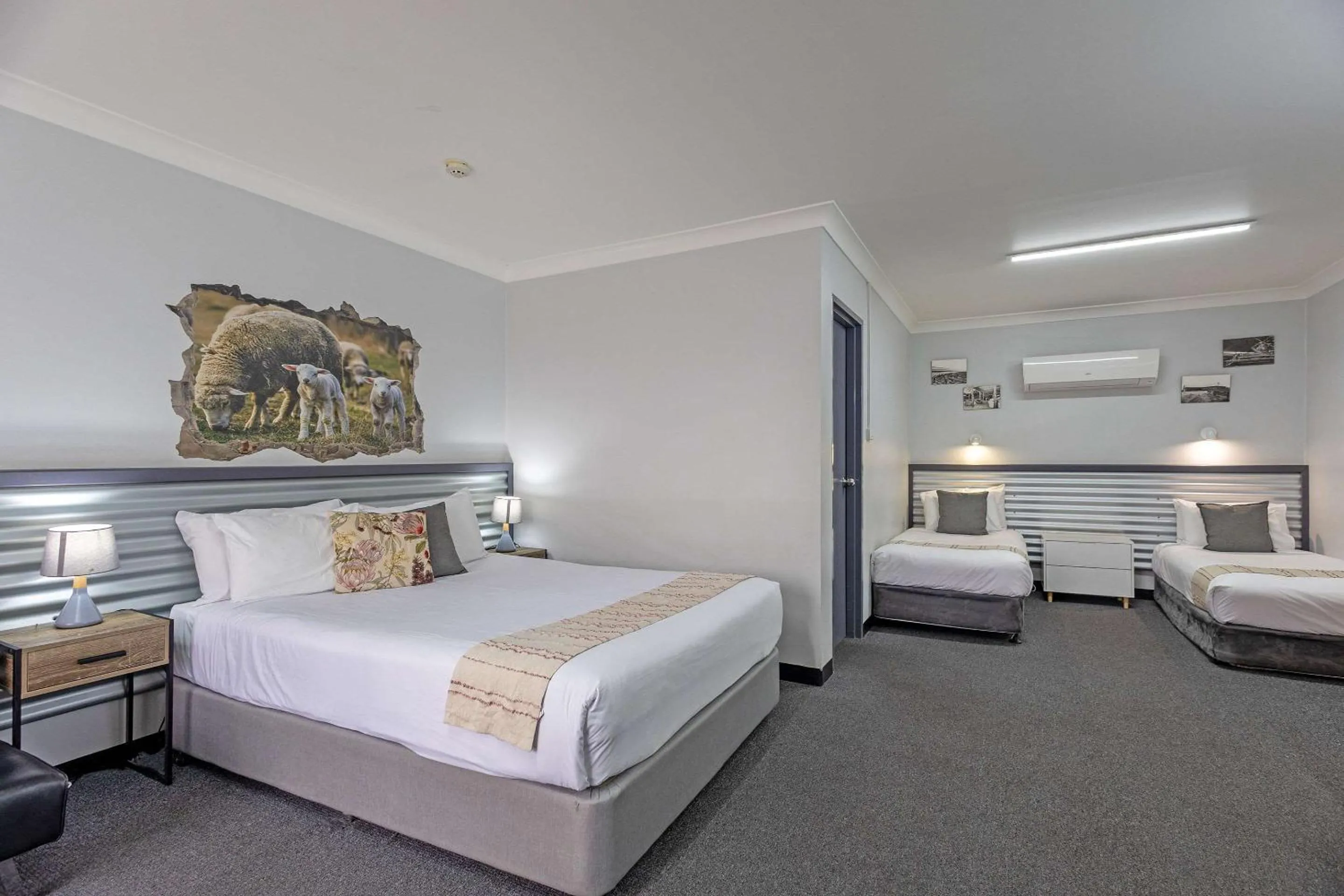 Bedroom, Bed in Shearing Shed Motor Inn