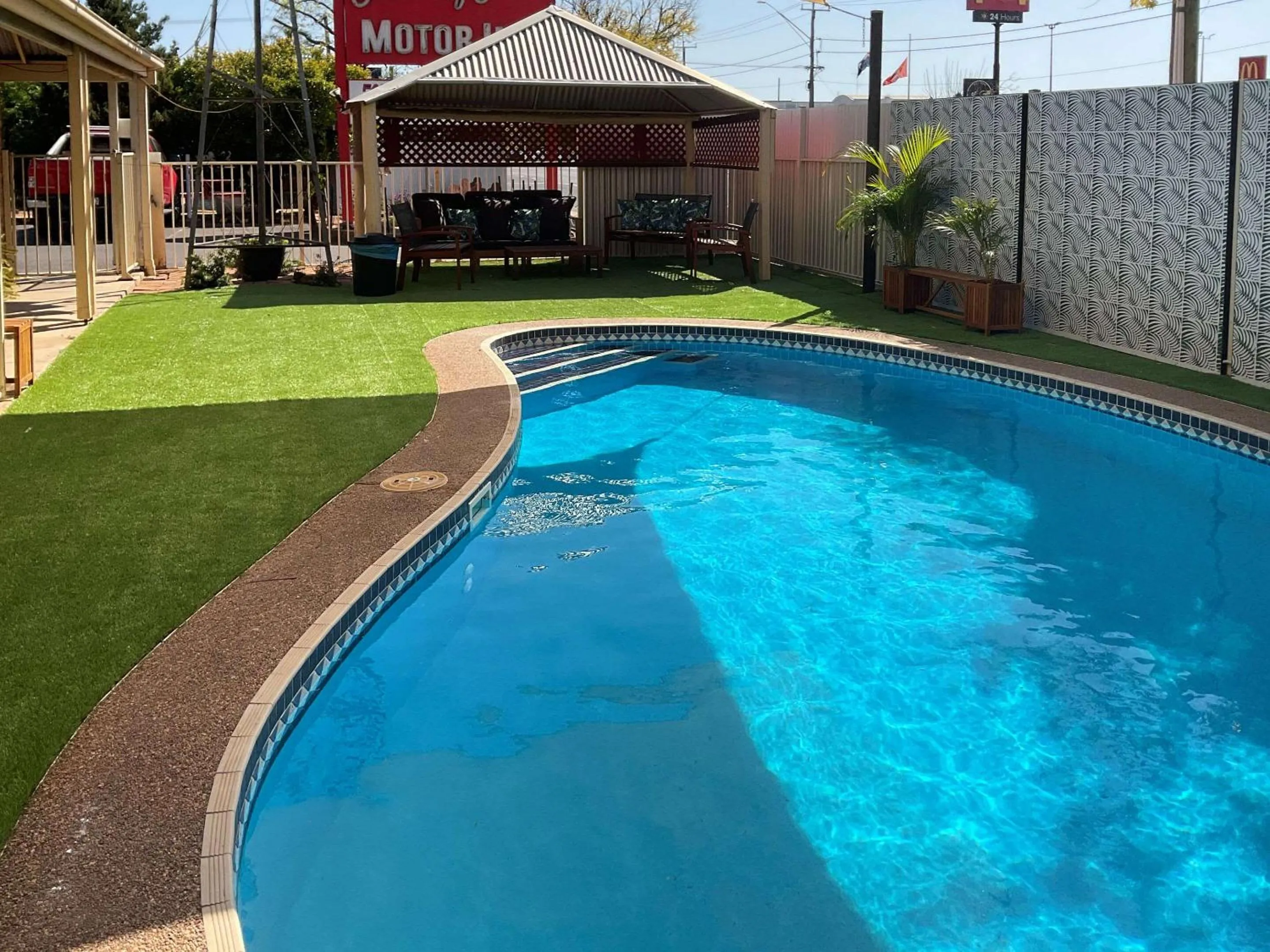 Pool view in Shearing Shed Motor Inn