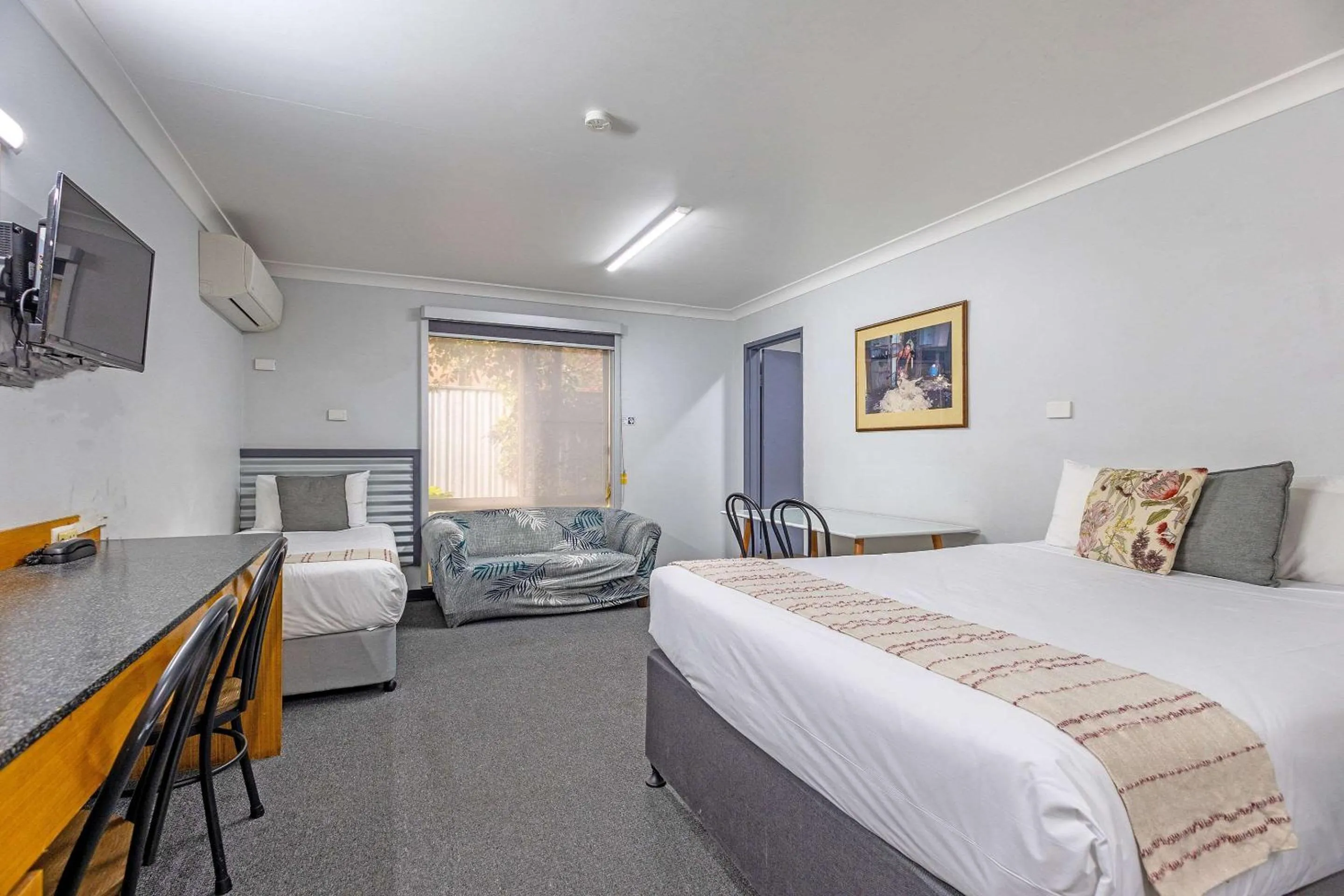 Bedroom, Bed in Shearing Shed Motor Inn