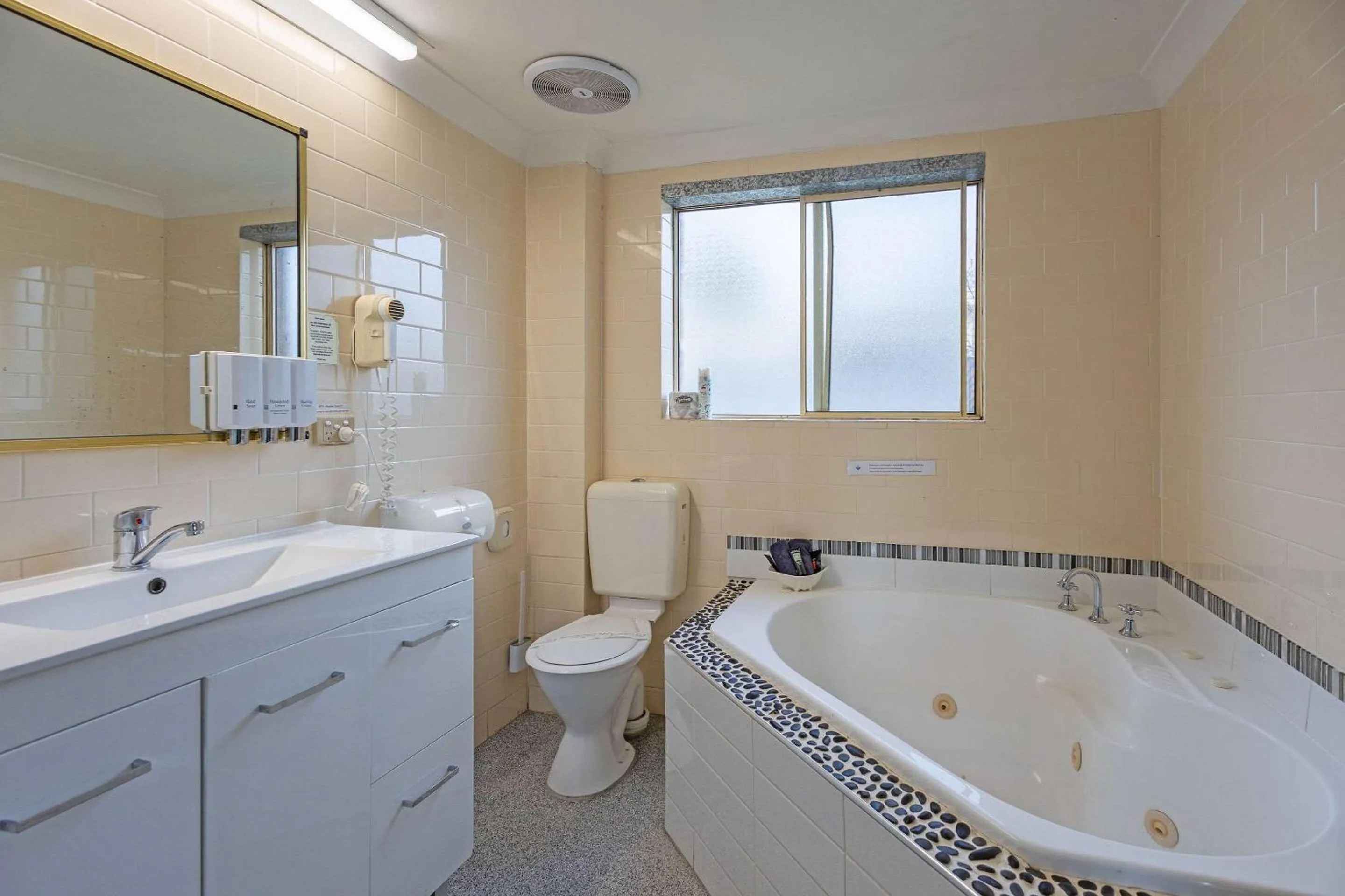 Bedroom in Shearing Shed Motor Inn