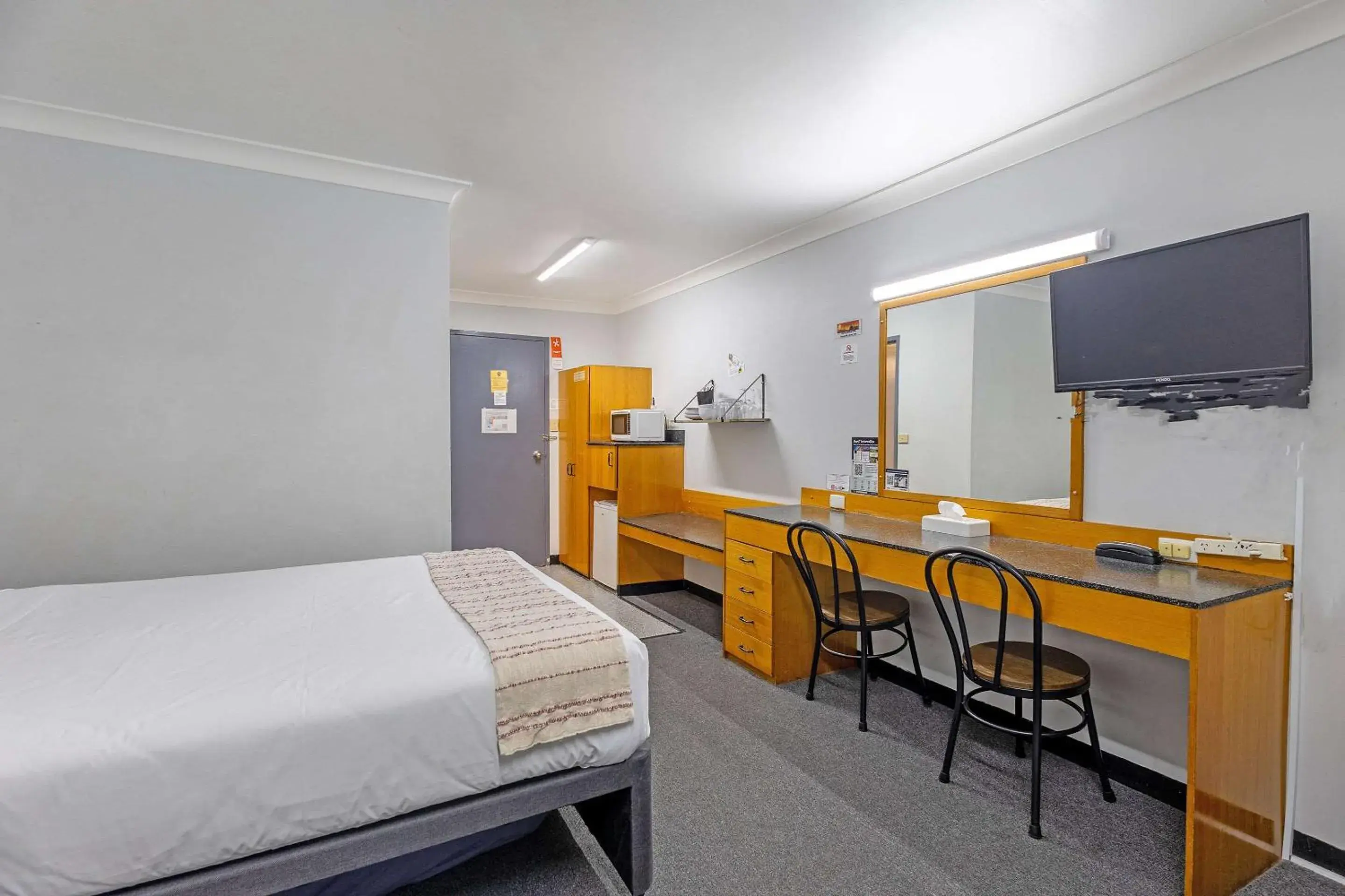 One Room Suite - Non Smoking/Exterior Hall in Shearing Shed Motor Inn One Room Suite - Non Smoking/Exterior Hall in Shearing Shed Motor Inn