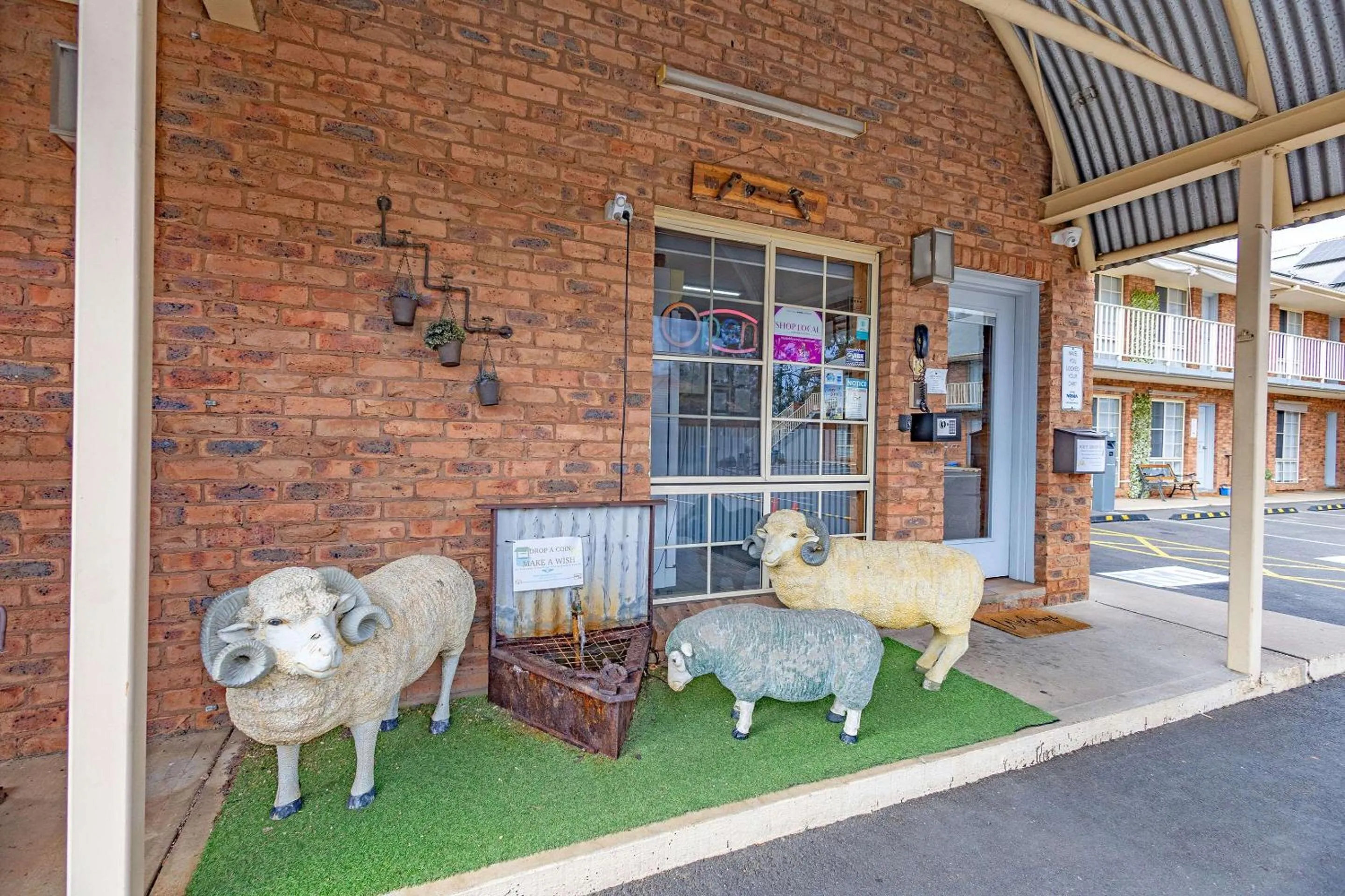 Property building in Shearing Shed Motor Inn