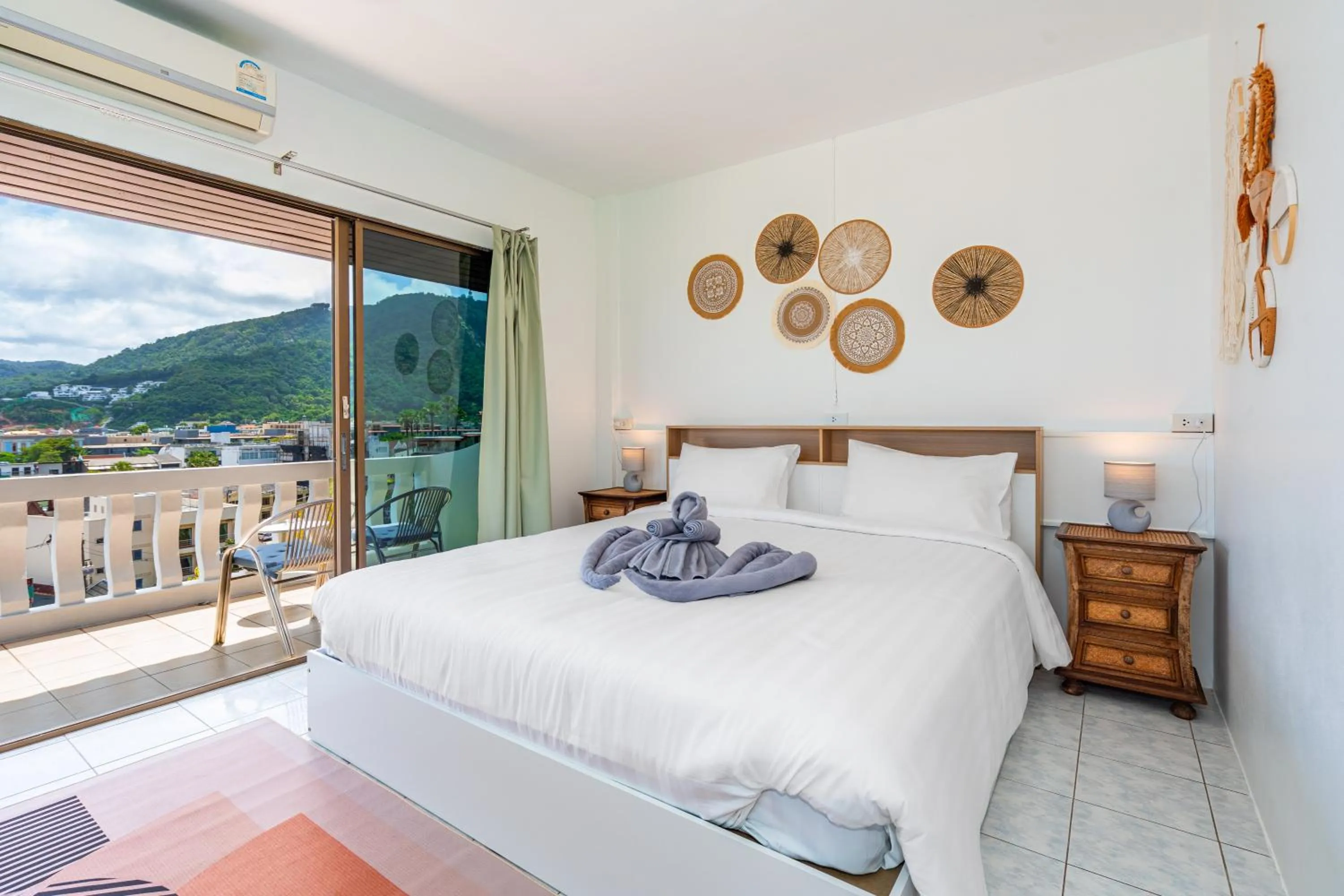 Bed in Kata Hill Sea View Hotel